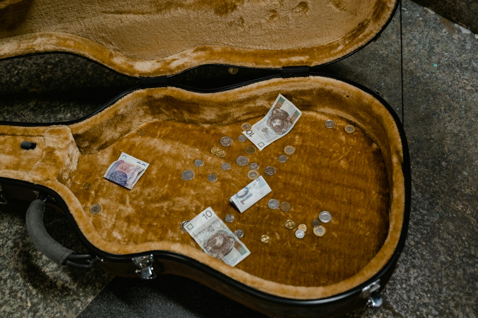 guitar case studio door (Photo: MART  PRODUCTION / Pexels)