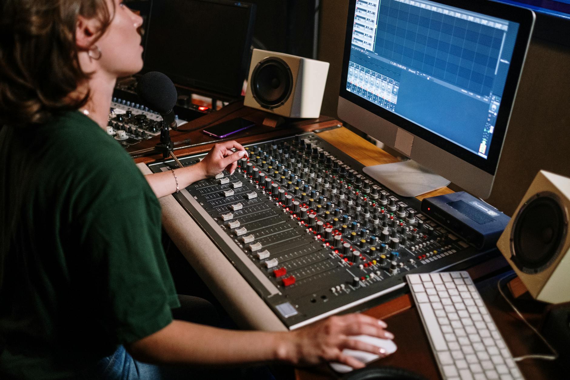 sound engineer studying (Photo: cottonbro studio / Pexels)