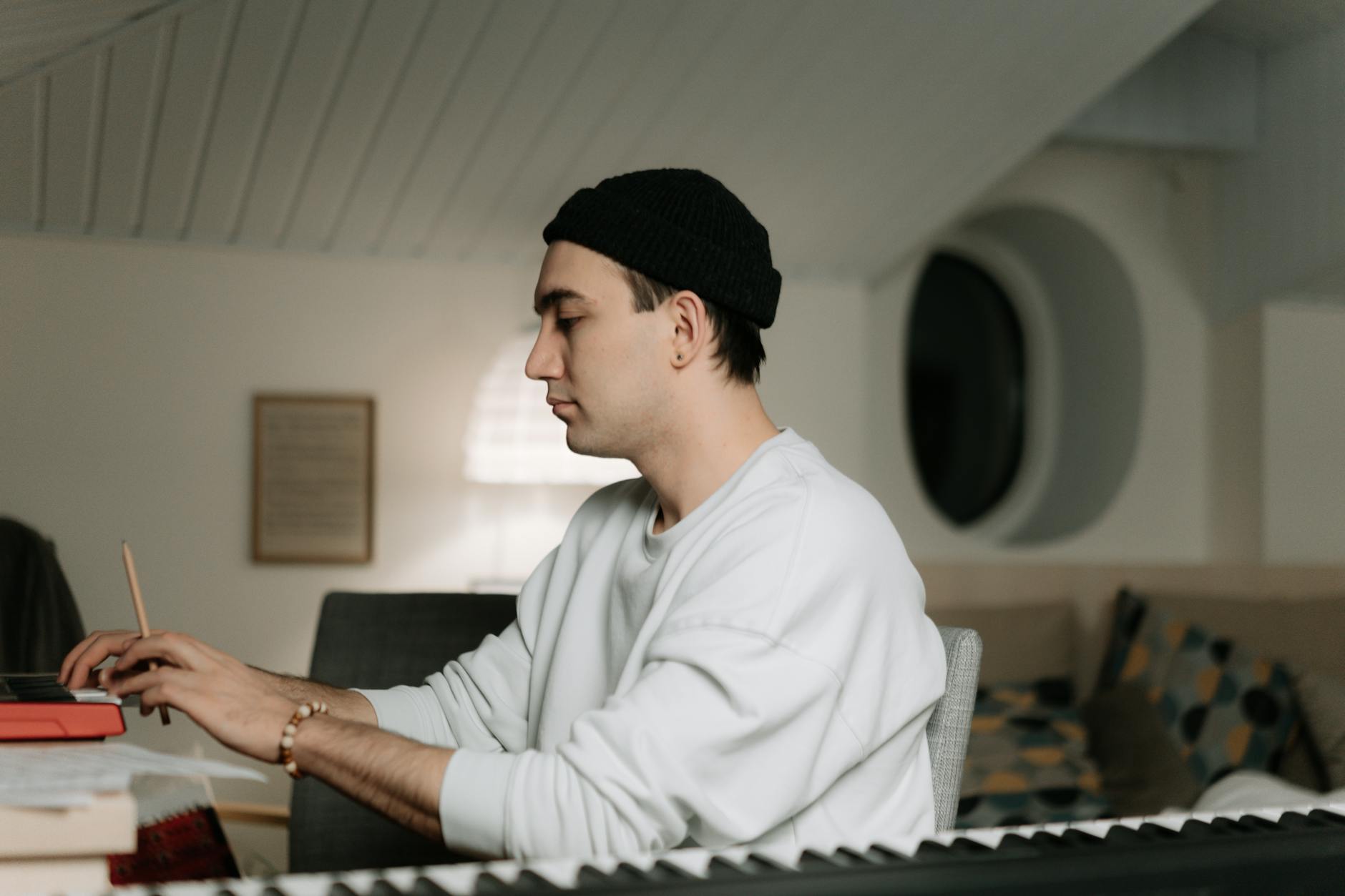 professional songwriter desk (Photo: cottonbro studio / Pexels)