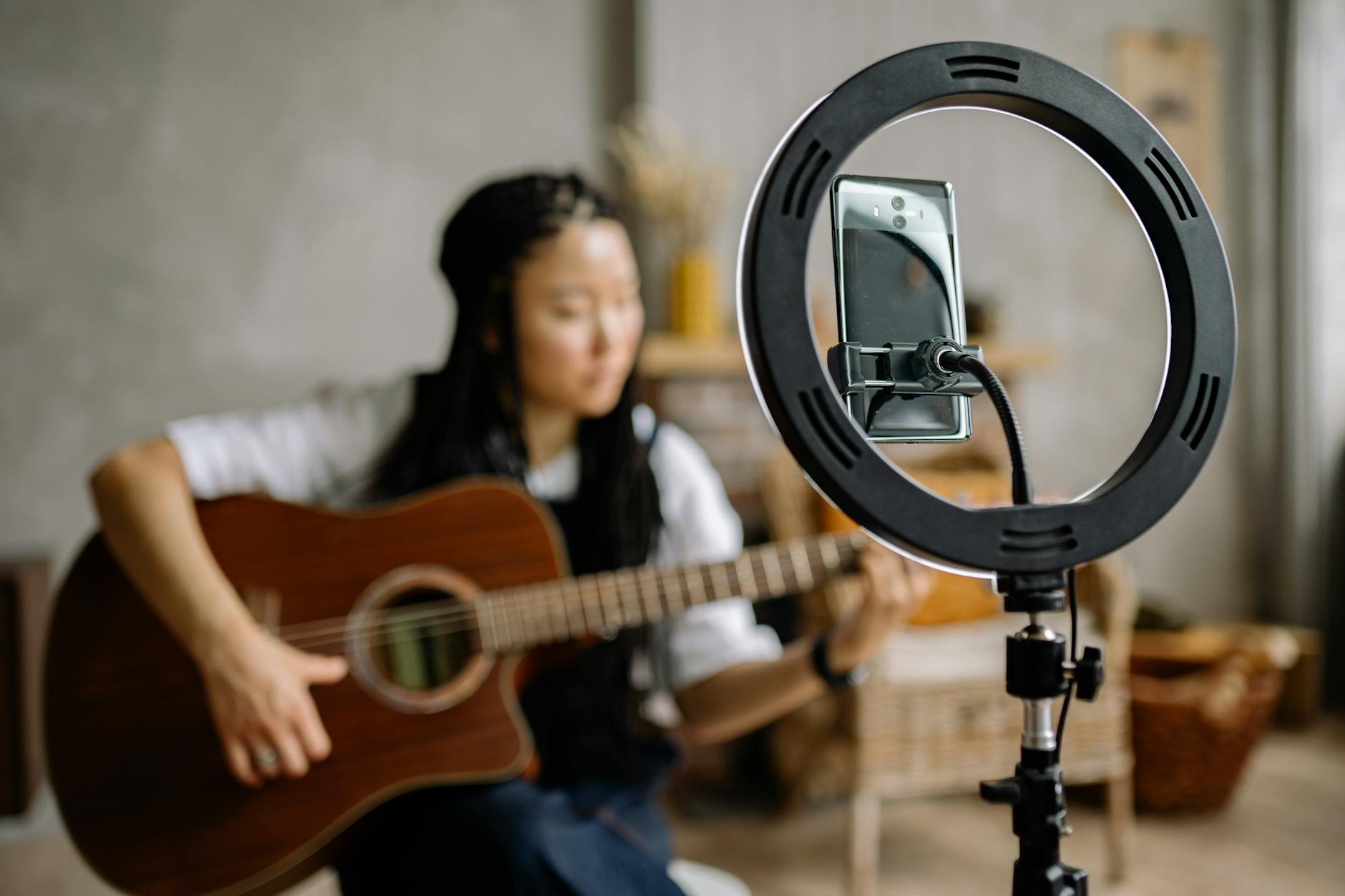 musician smartphone recording outdoor (Photo: Yan Krukau / Pexels)