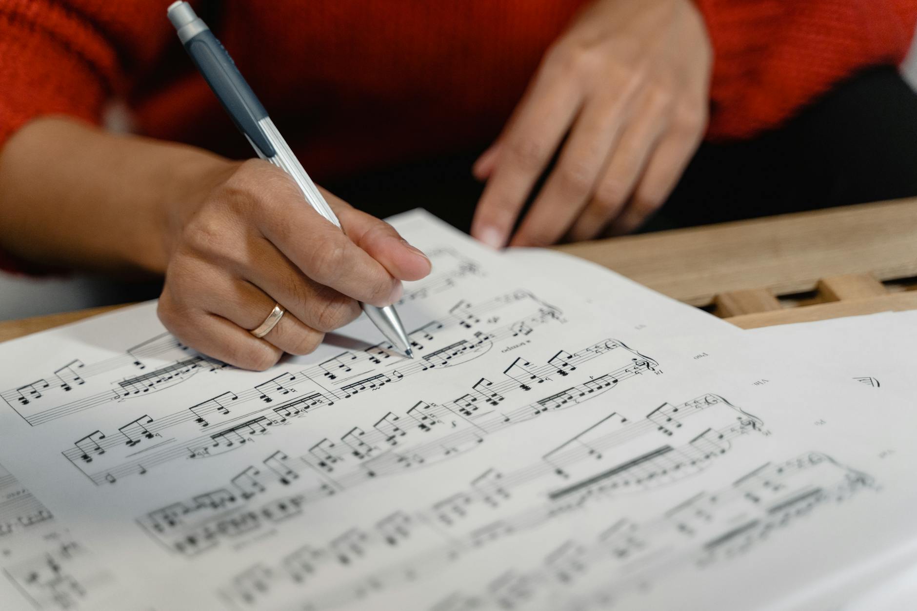 music critic writing desk (Photo: Tima Miroshnichenko / Pexels)