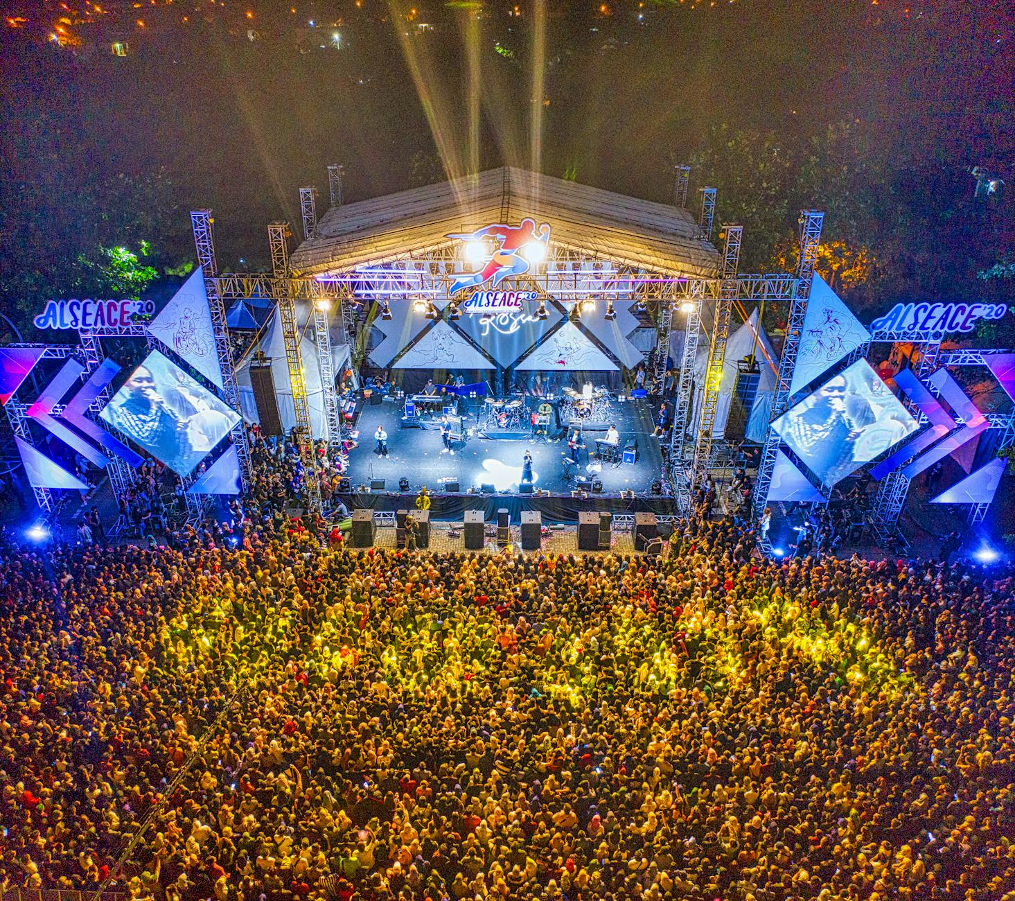 concert stage construction (Photo: Tom Fisk / Pexels)