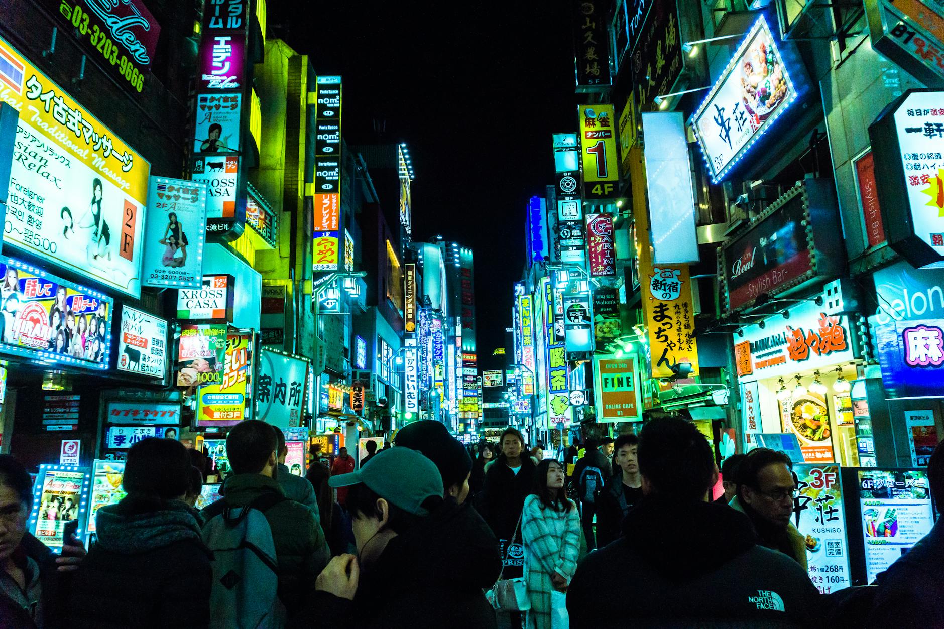 shinjuku station crowd night neon (Photo: Bjorn Pierre / Pexels)