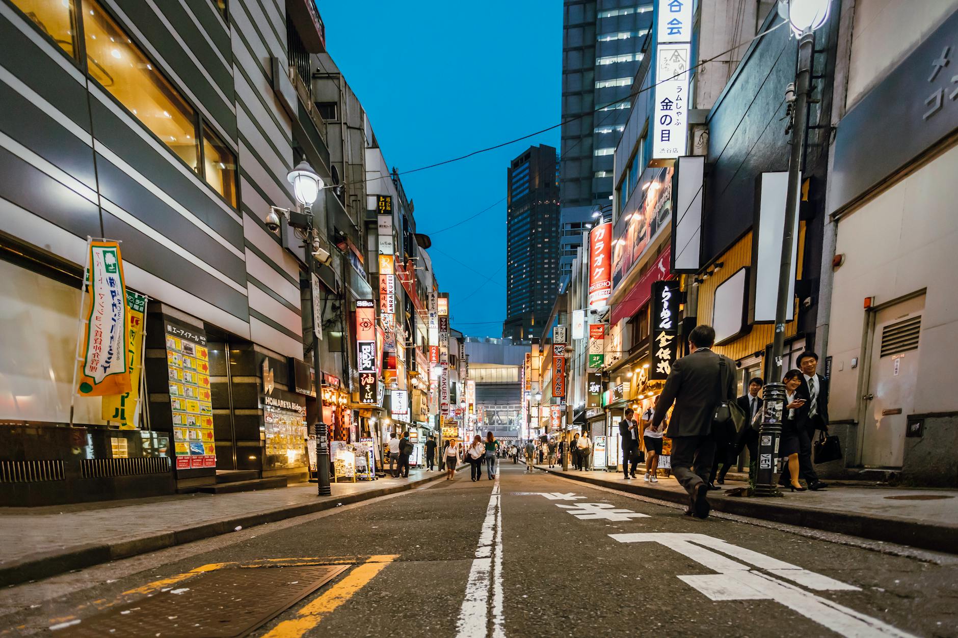 japanese downtown street evening (Photo: Aleksandar Pasaric / Pexels)