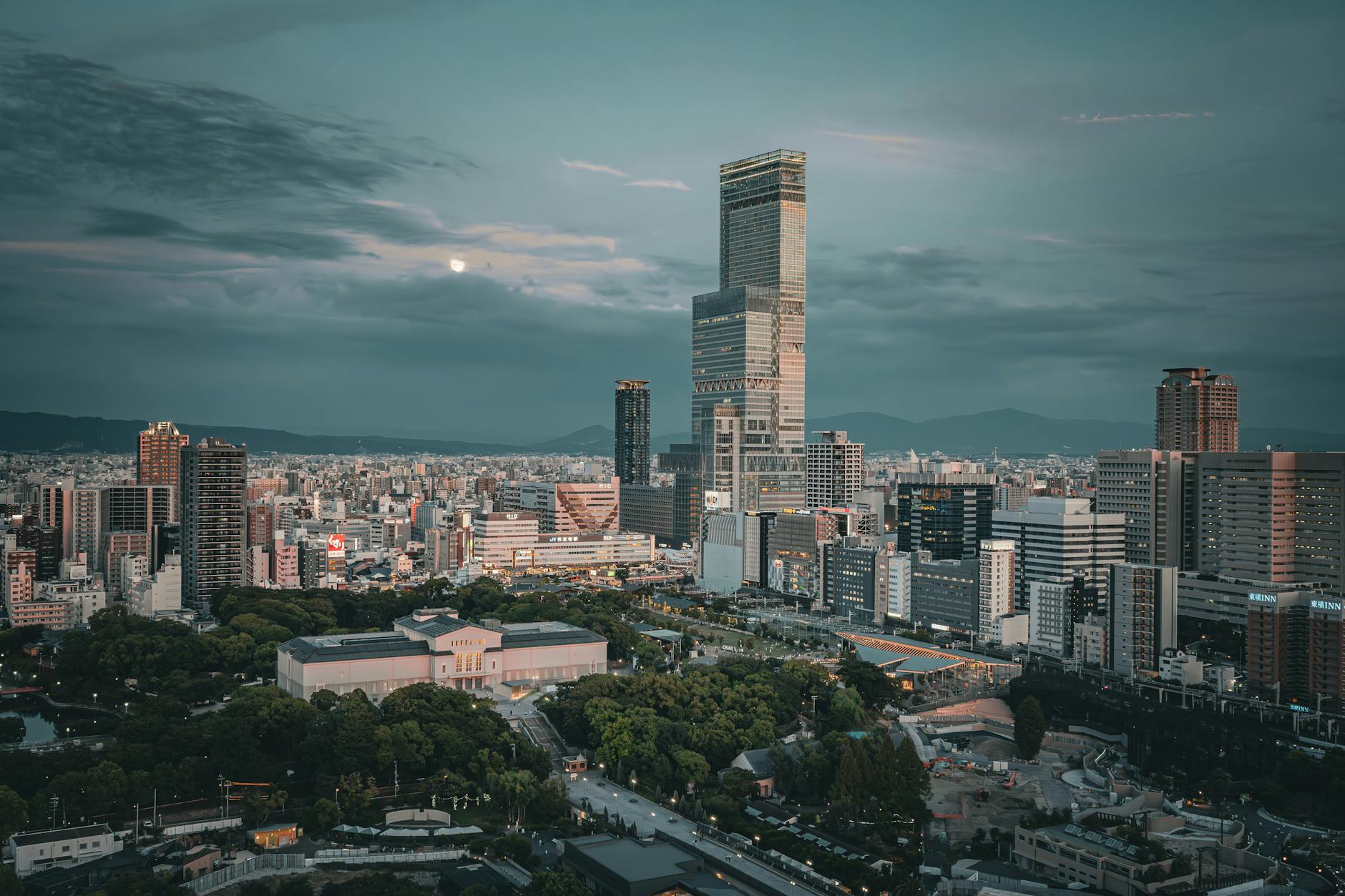 osaka skyline evening lights (Photo: Ehsan Haque / Pexels)
