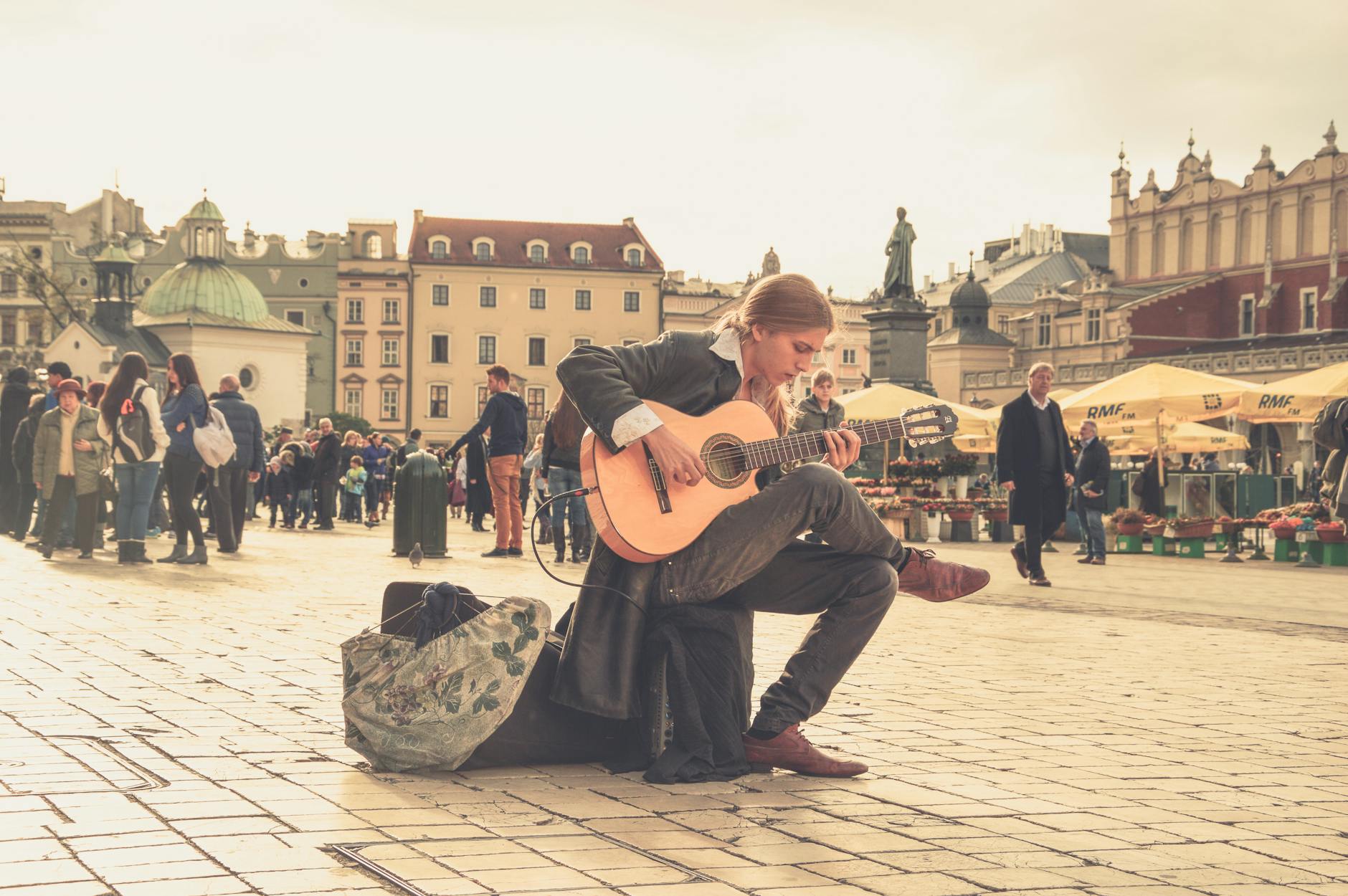 street musician acoustic guitar japan (Photo: Caio / Pexels)