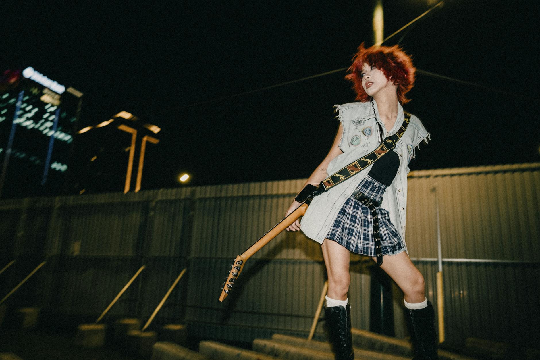 tokyo street musician guitar night (Photo: Khoa Võ / Pexels)