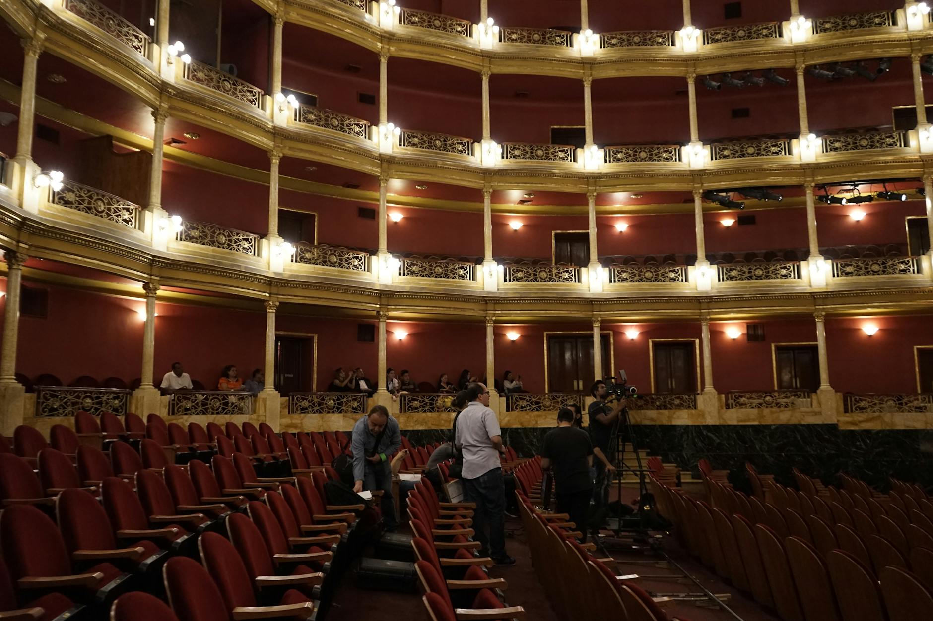 stage crew teamwork venue (Photo: Luis Becerra  Fotógrafo / Pexels)