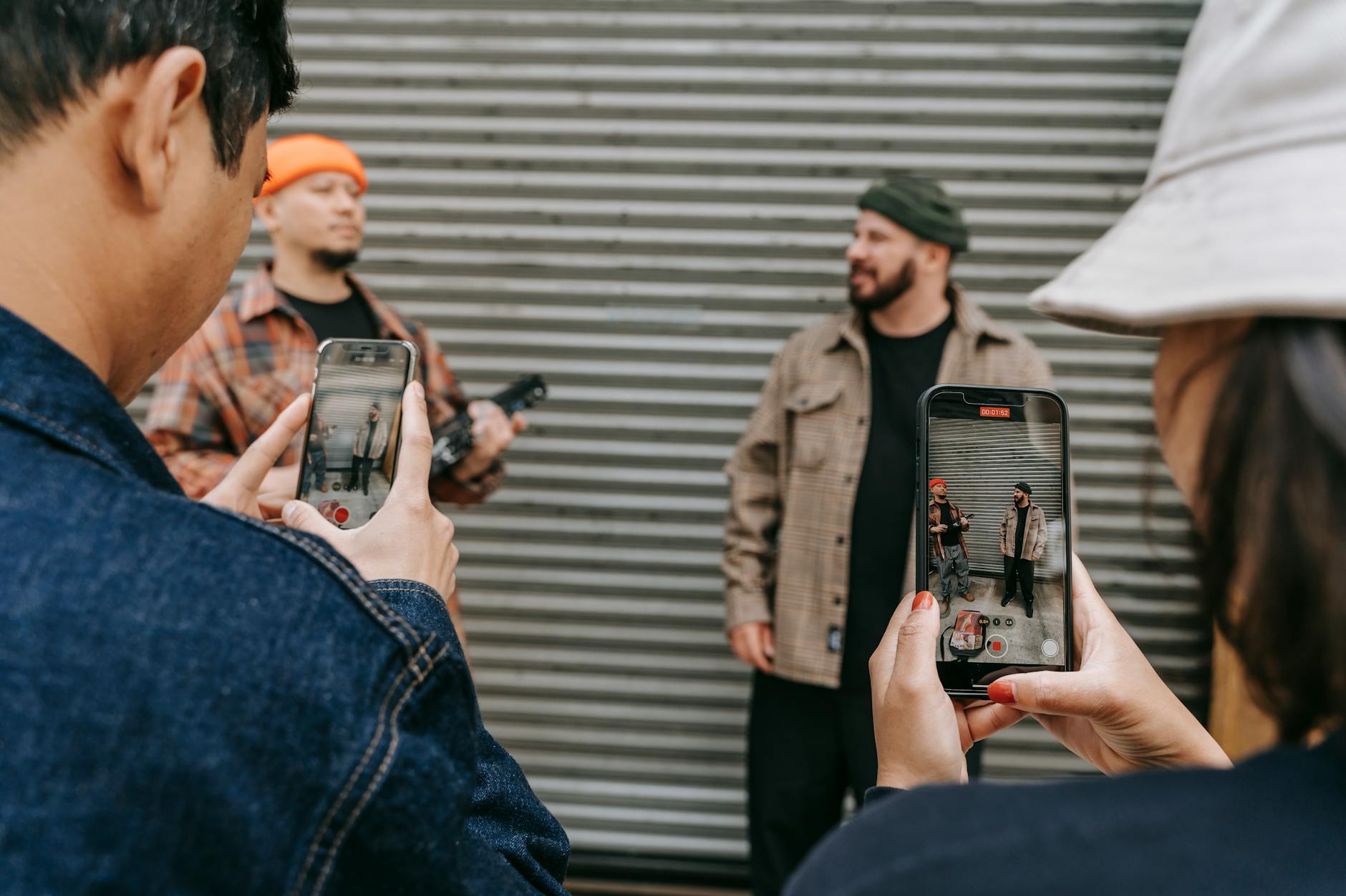 musician smartphone recording street (Photo: Anna Pou / Pexels)