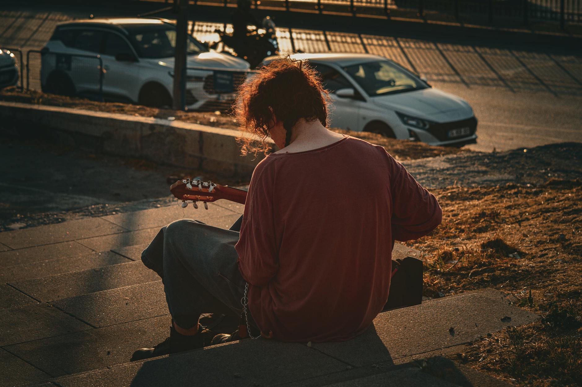 busker amplifier sidewalk evening (Photo: Fatih  Özer / Pexels)