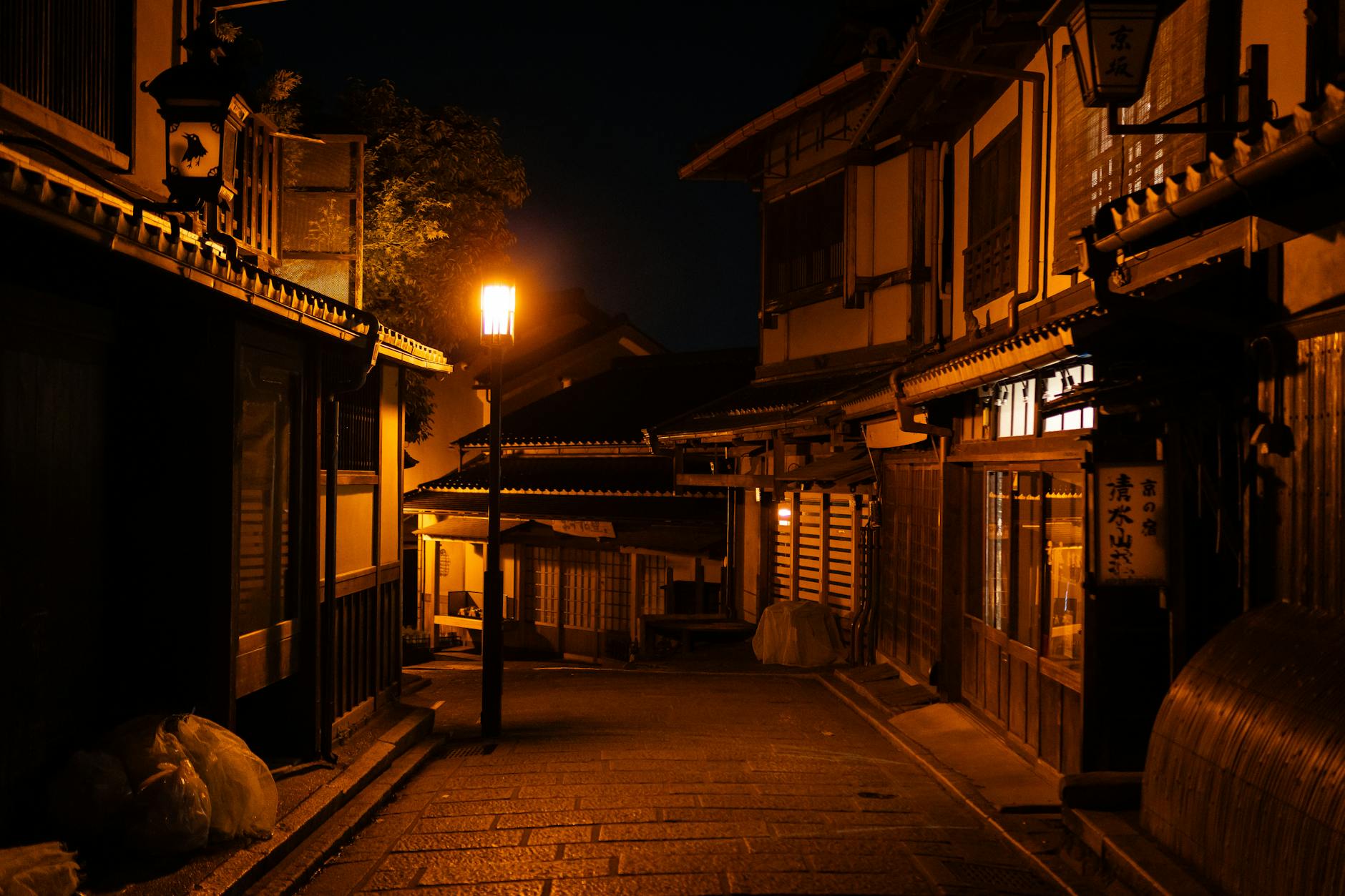 japanese old town street evening (Photo: Talha Resitoglu / Pexels)