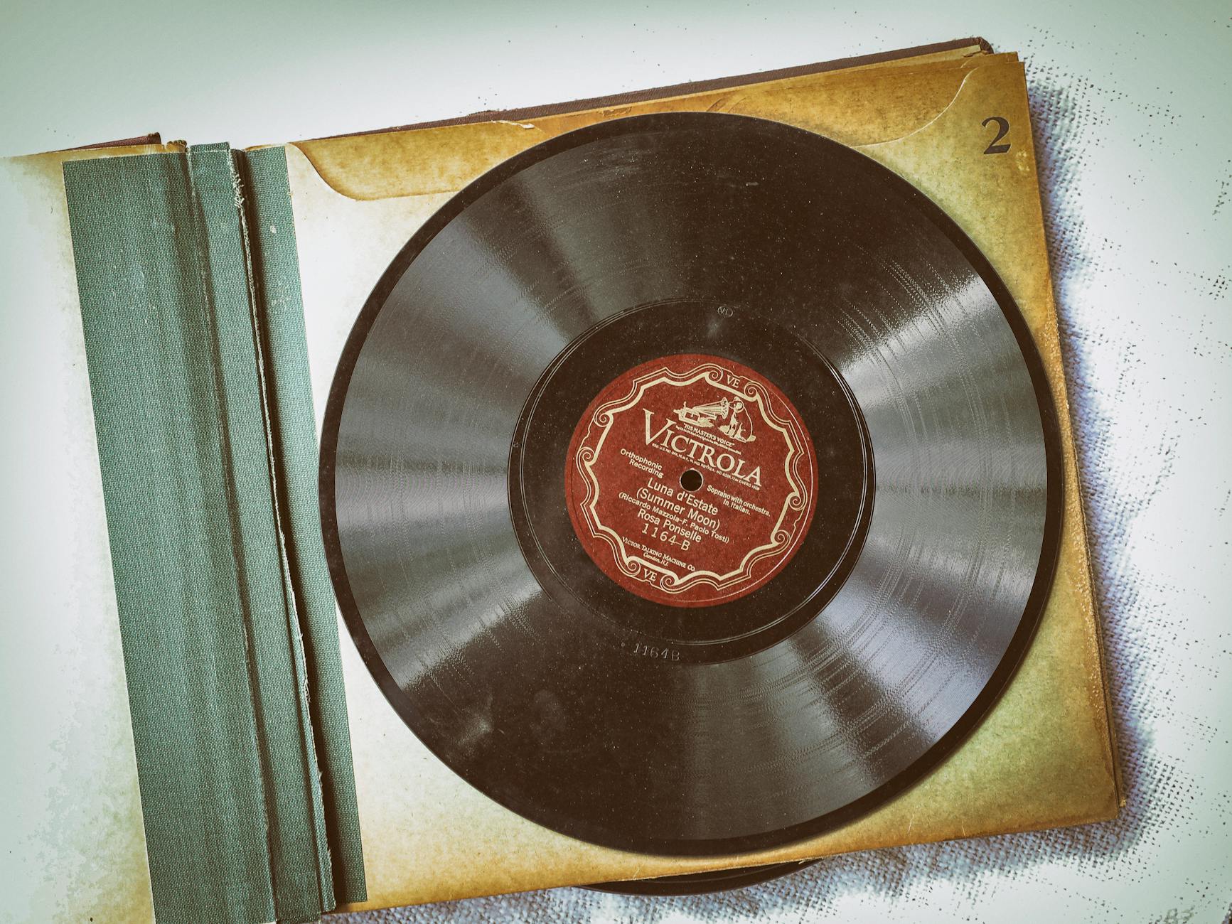 notebook pen vinyl records (Photo: Mick Haupt / Pexels)