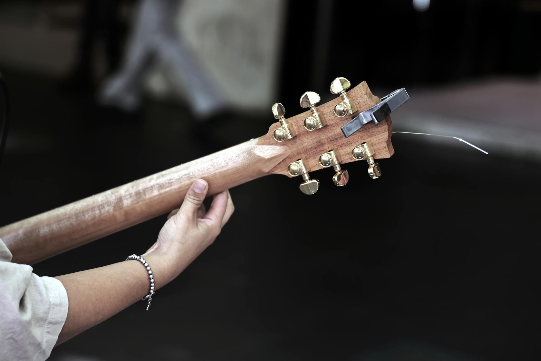 street musician acoustic guitar japan (Photo: The Bhullar / Pexels)