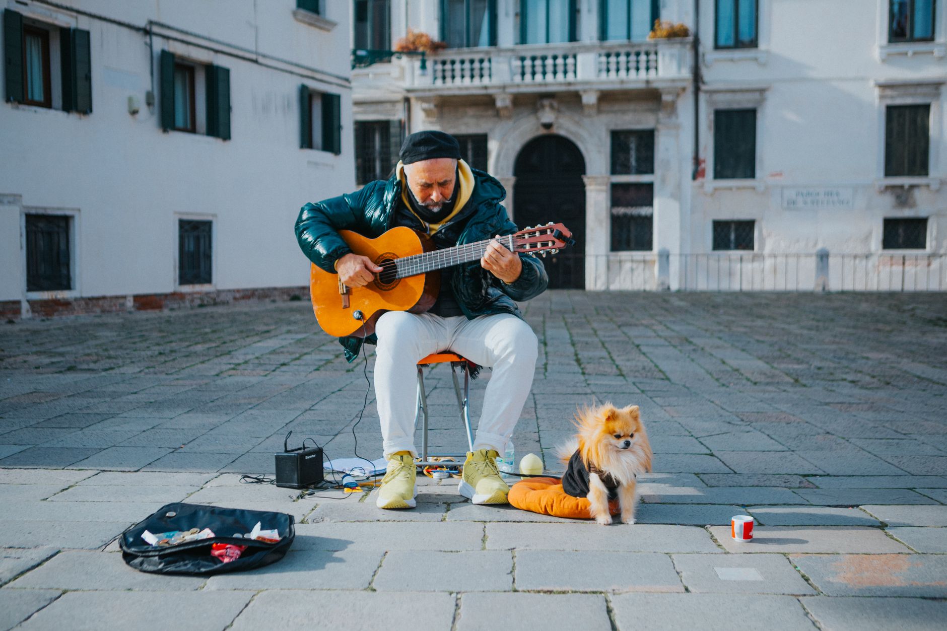 street musician acoustic guitar japan (Photo: Helena Jankovičová Kováčová / Pexels)