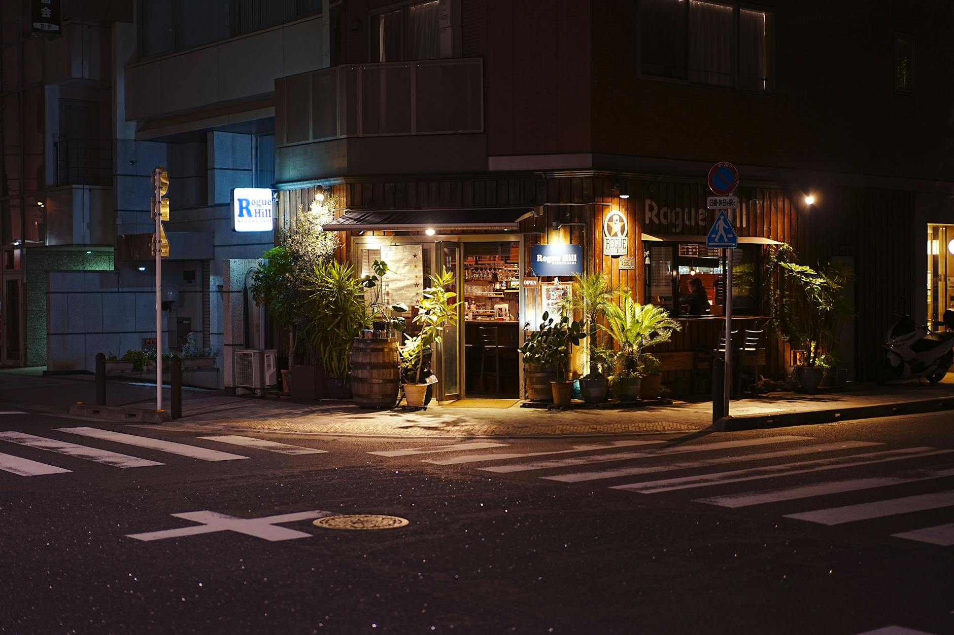 tokyo neighborhood evening lights (Photo: Frank Lee / Pexels)