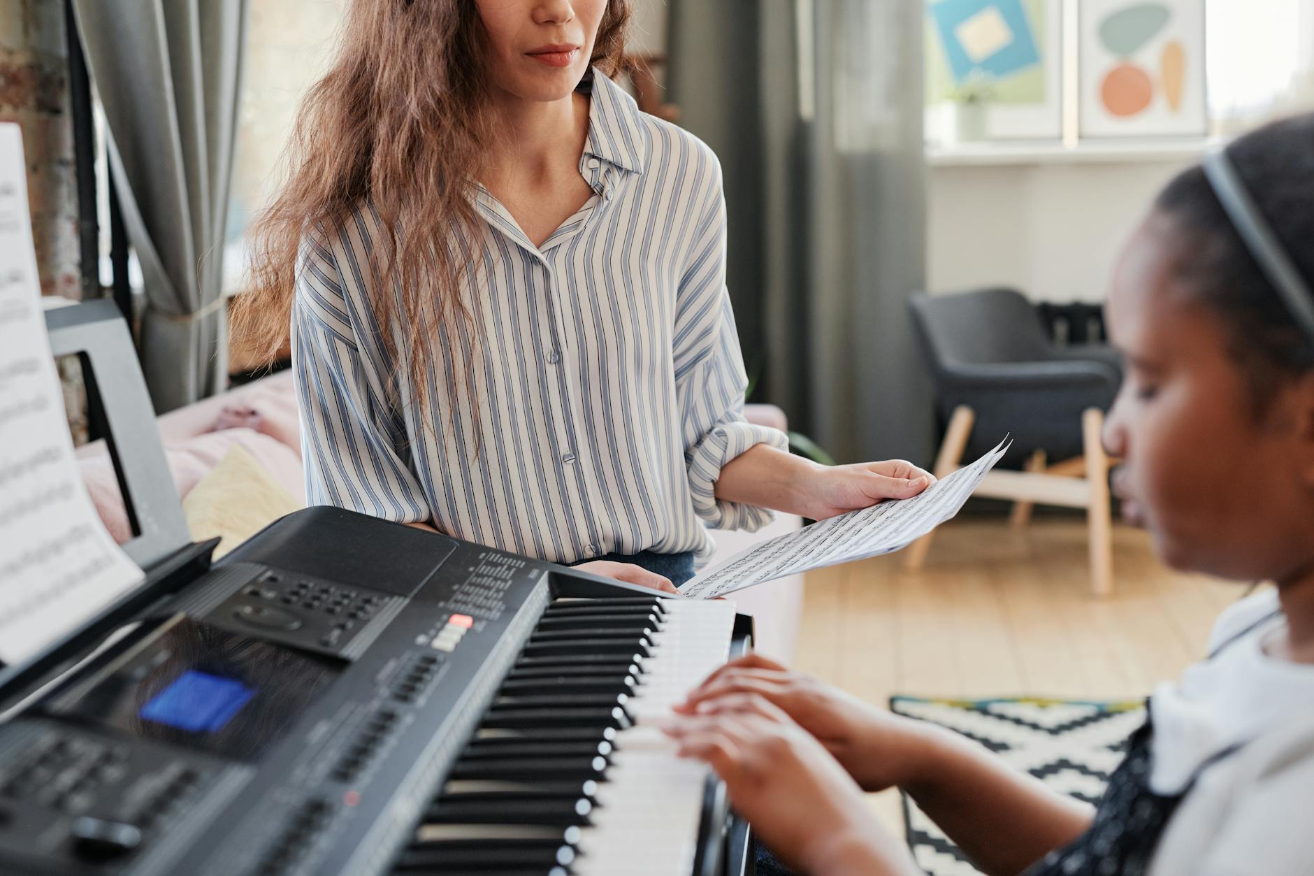 music teacher classroom piano (Photo: Boris Pavlikovsky / Pexels)