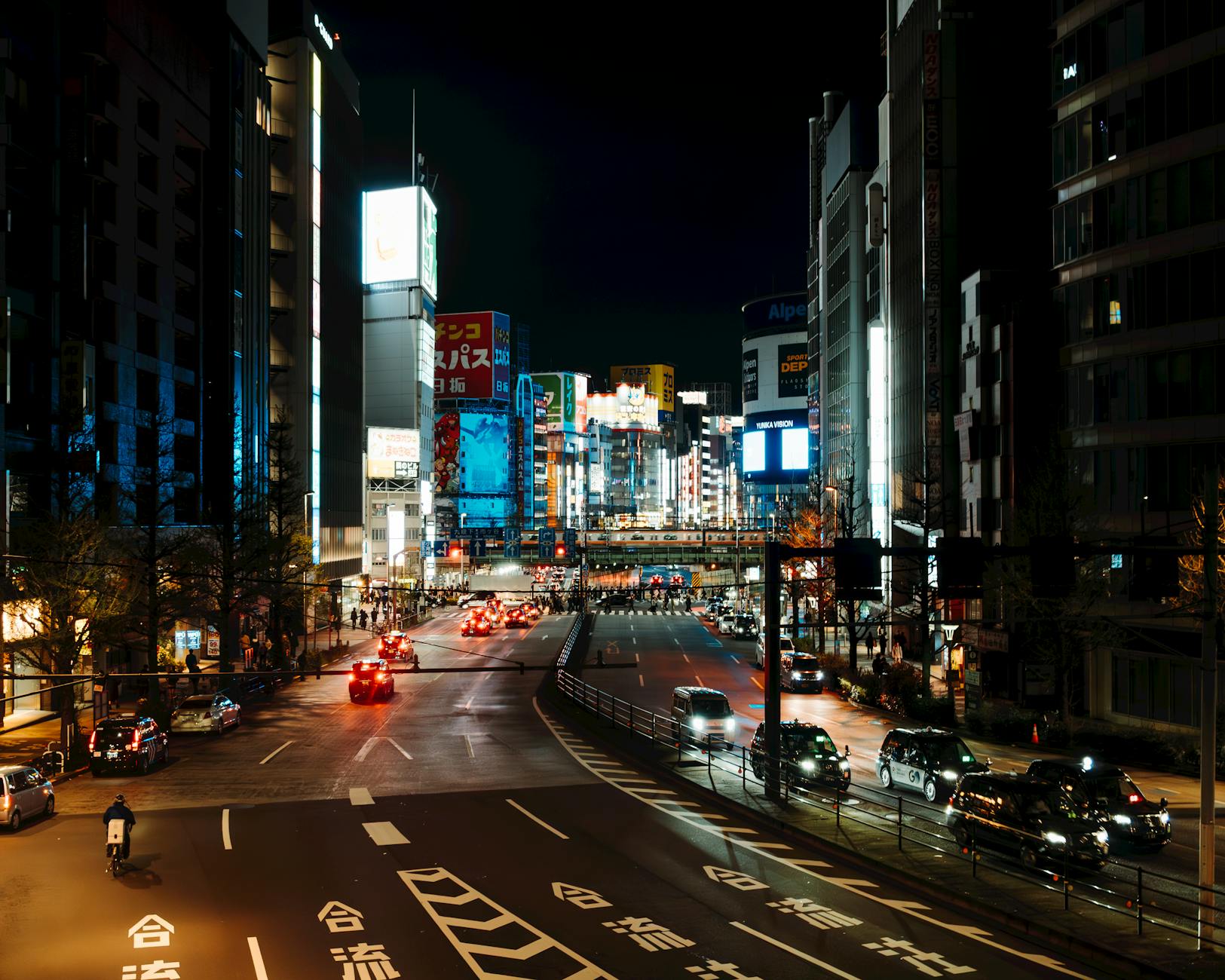 shibuya street night lights (Photo: Calvin Rasidi / Pexels)