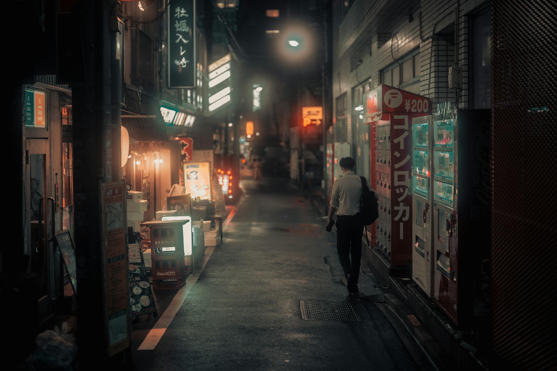 tokyo backstreet evening lights (Photo: Alexander London / Pexels)