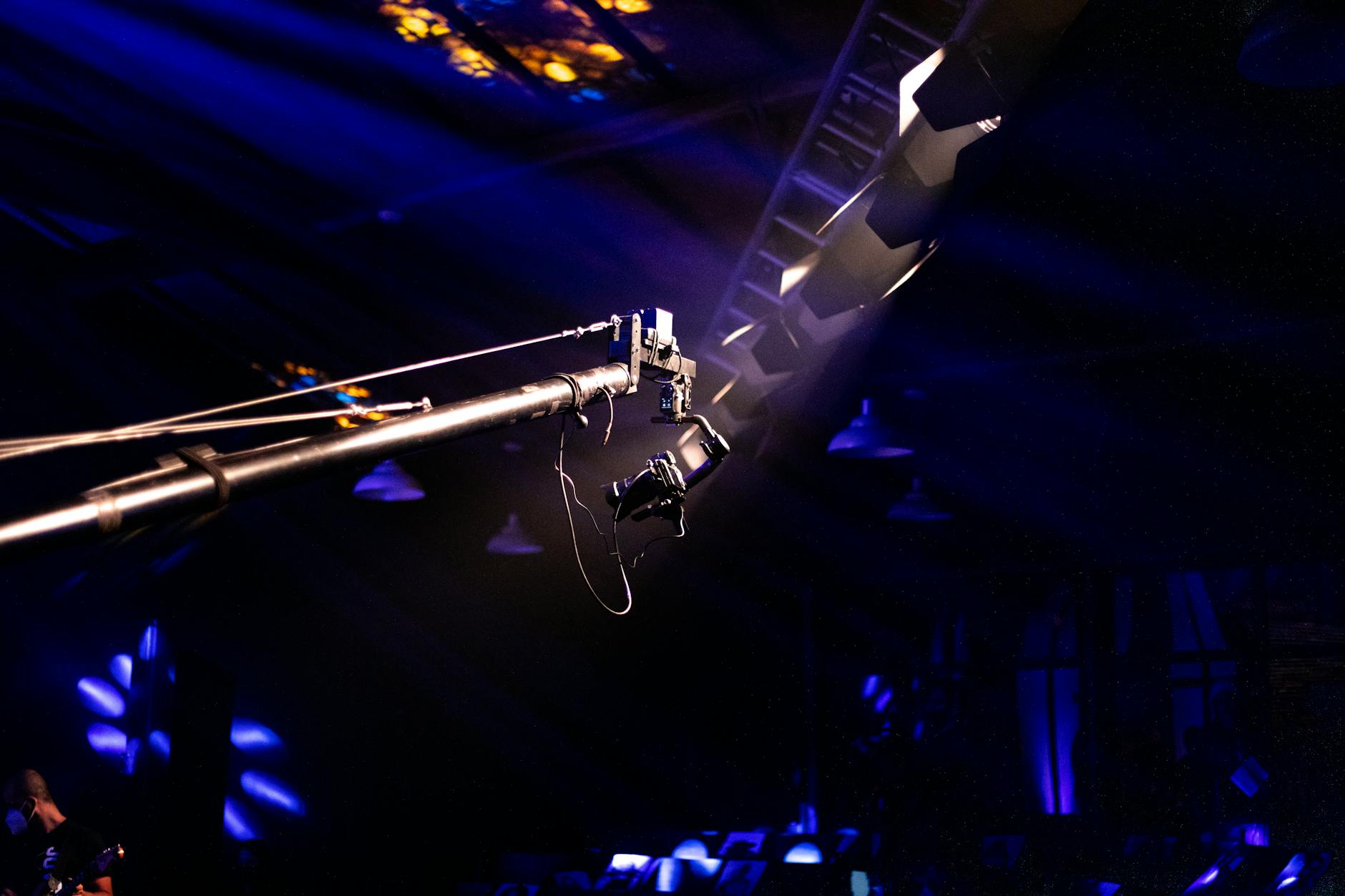 stage lights truss rigging (Photo: Filipe Braggio / Pexels)