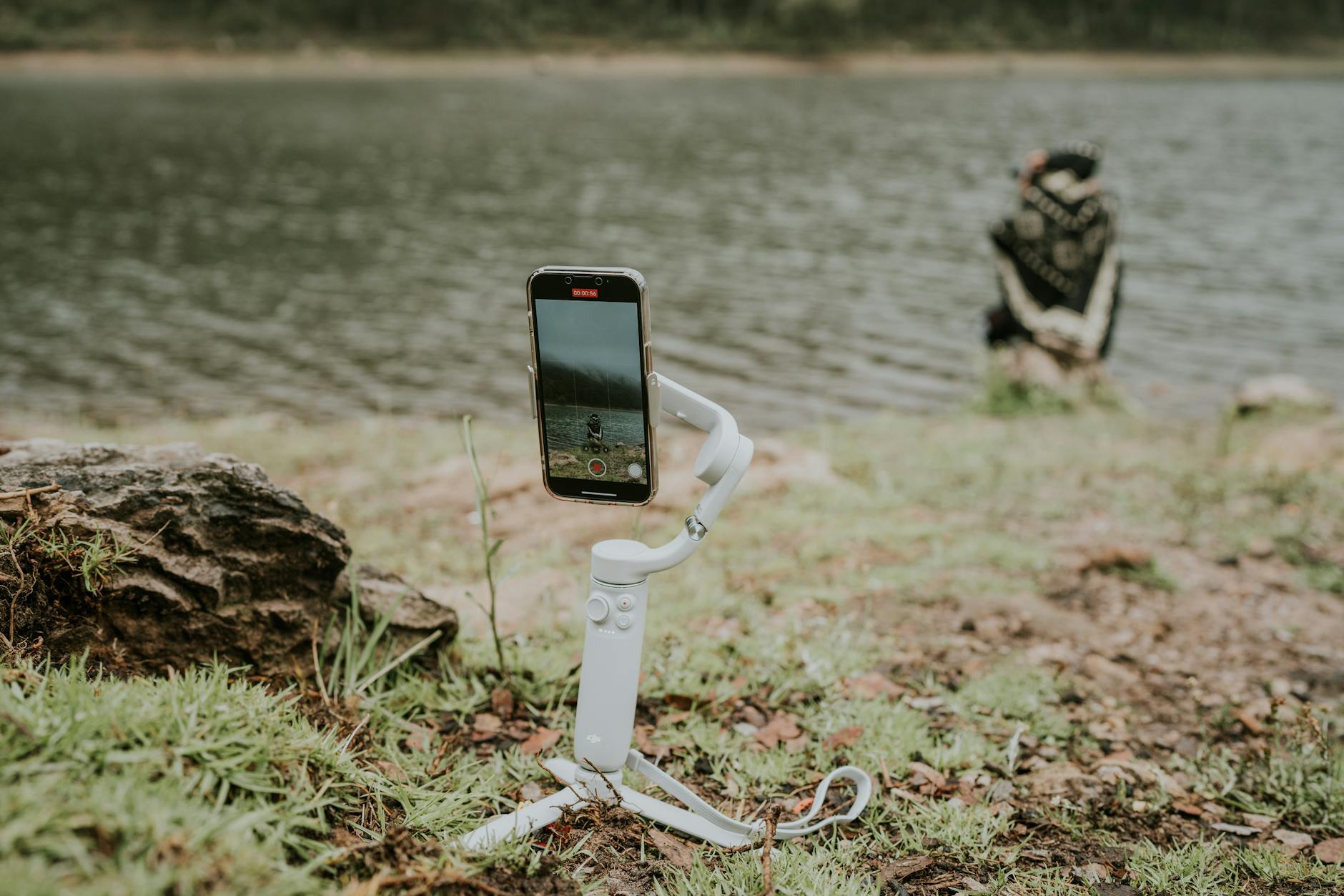 musician smartphone recording outdoor (Photo: Amar Preciado / Pexels)