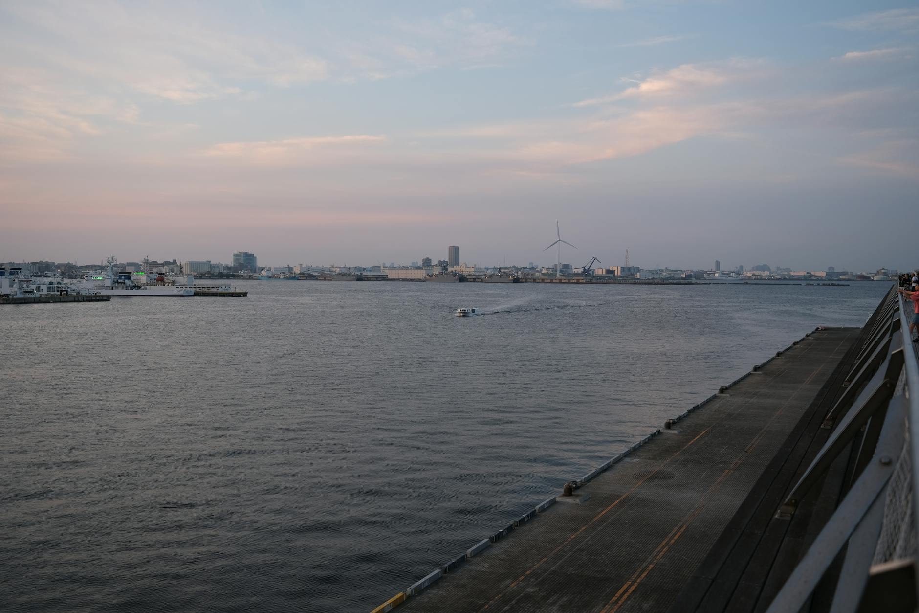 japanese coastal town evening (Photo: Huu Huynh / Pexels)