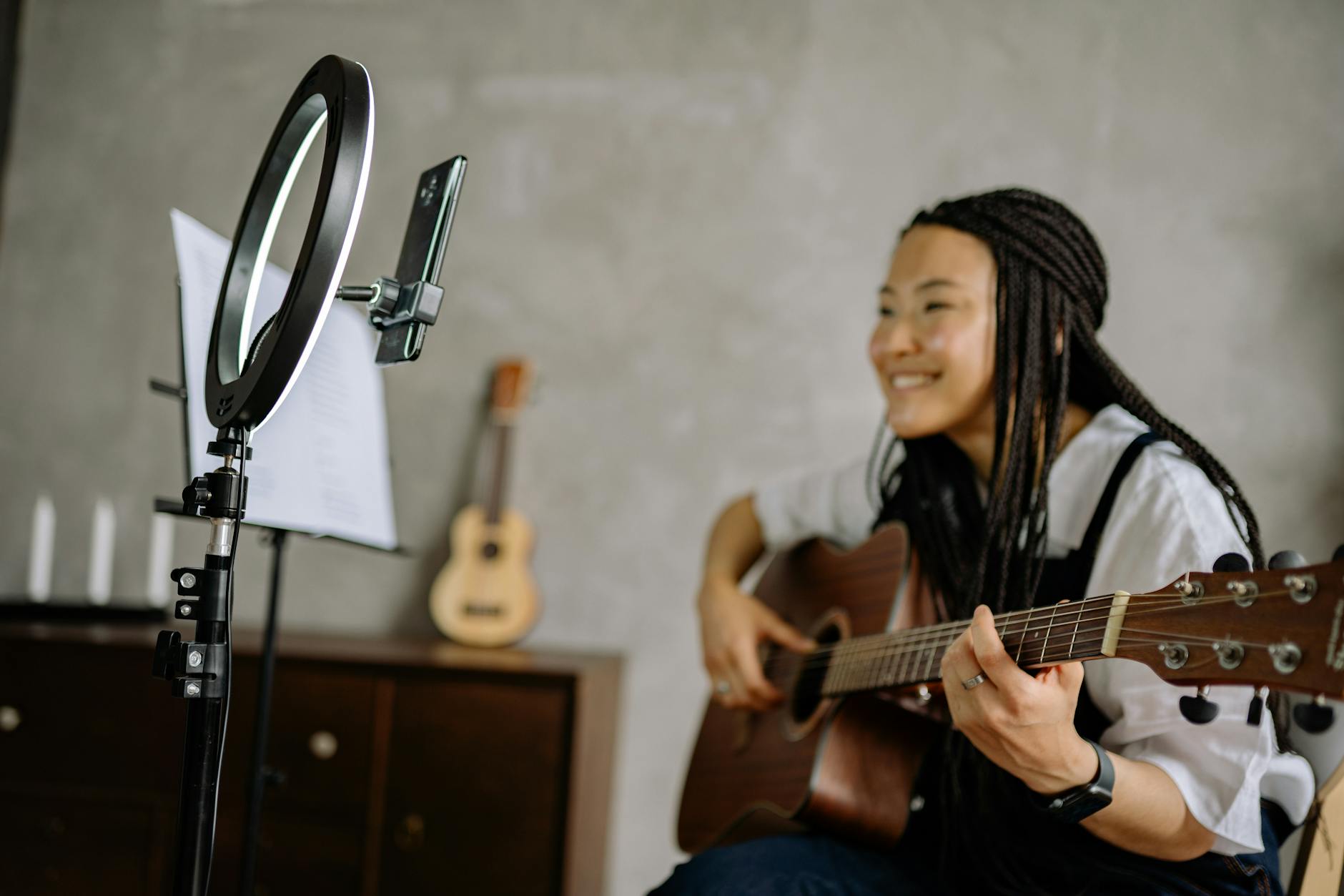 musician smartphone recording outdoor (Photo: Yan Krukau / Pexels)