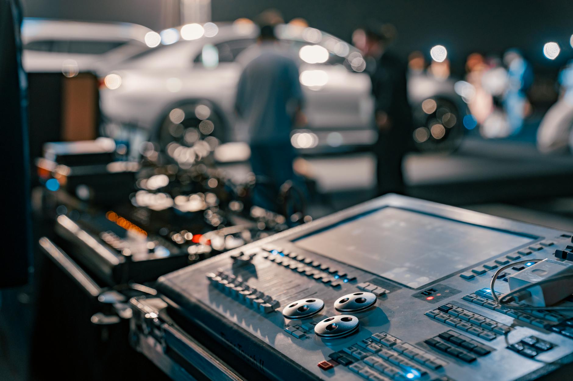 event manager backstage (Photo: Esmihel  Muhammed / Pexels)