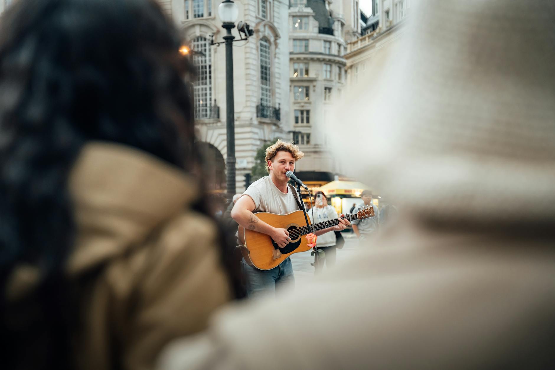 busker street performer crowd evening (Photo: Miguel González / Pexels)