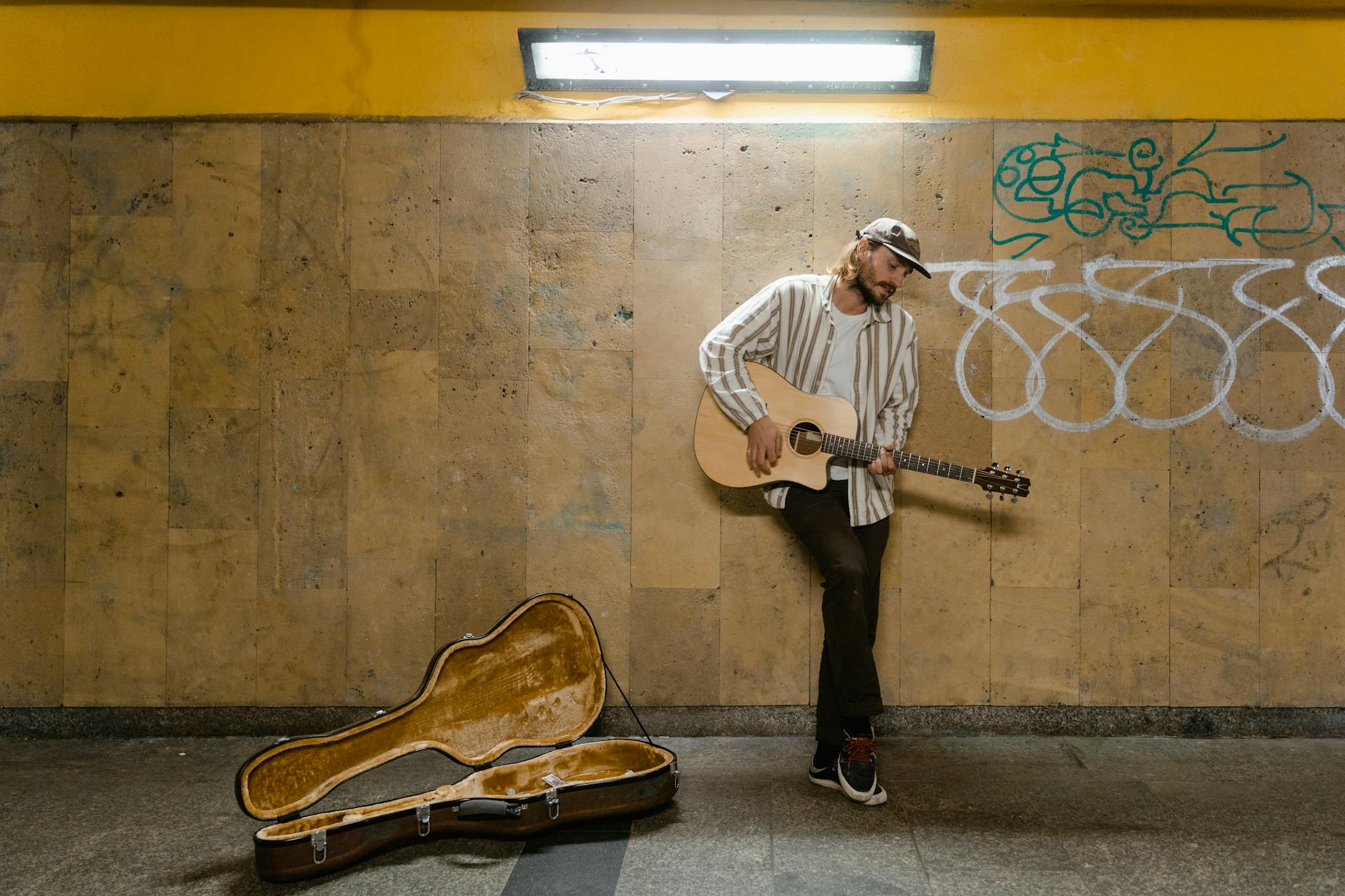 street musician acoustic guitar city (Photo: MART  PRODUCTION / Pexels)