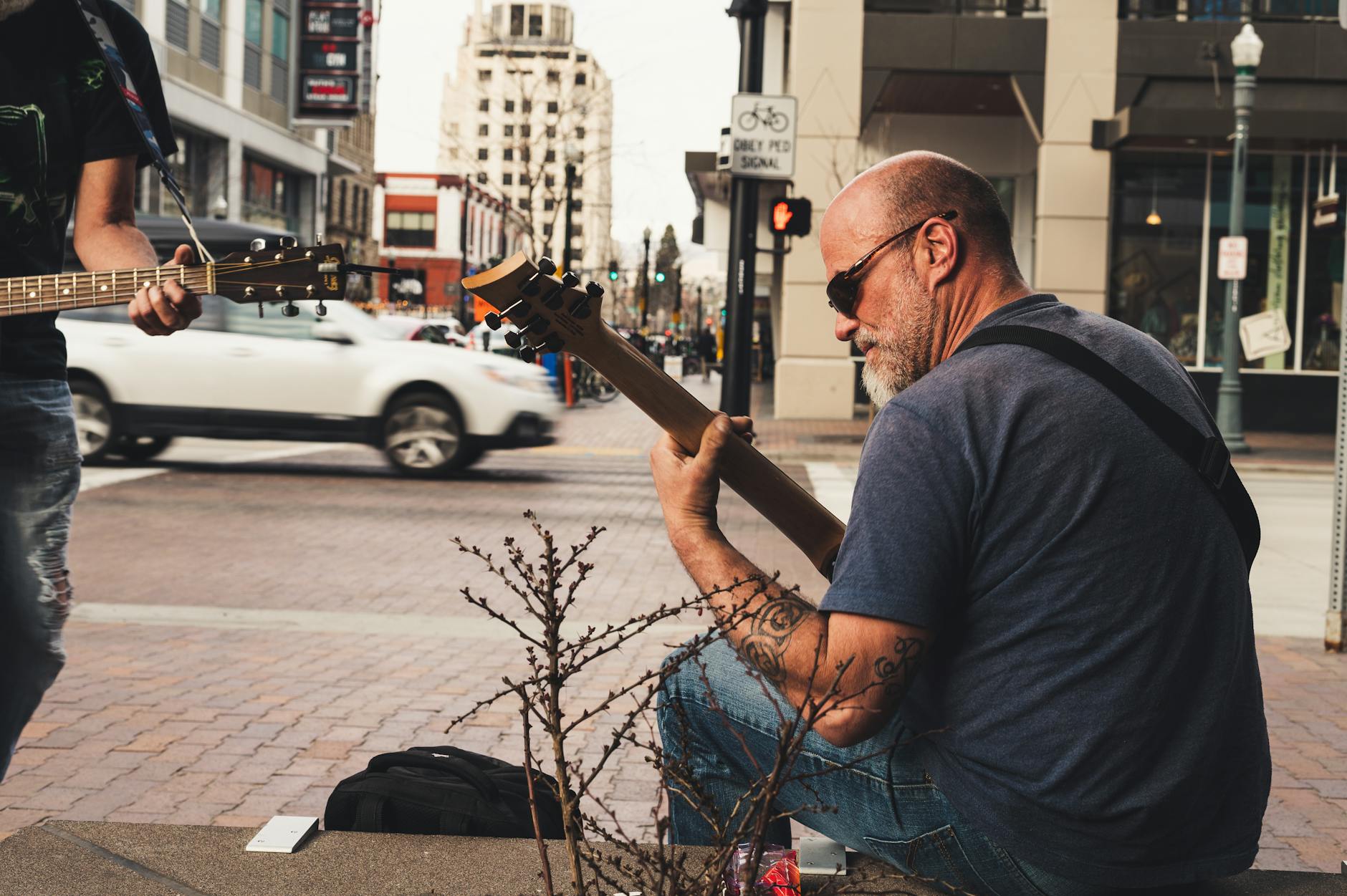 musician business card networking outdoor (Photo: Brett Sayles / Pexels)