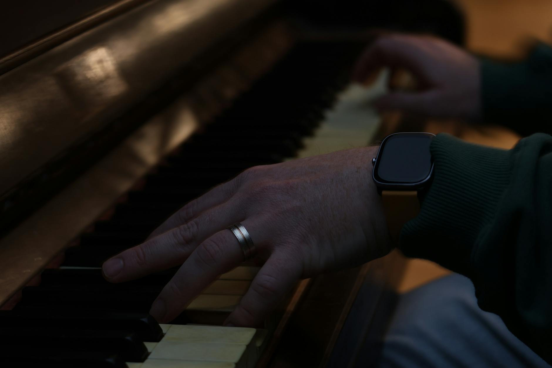 piano craftsman concentration (Photo: Colin Christie / Pexels)
