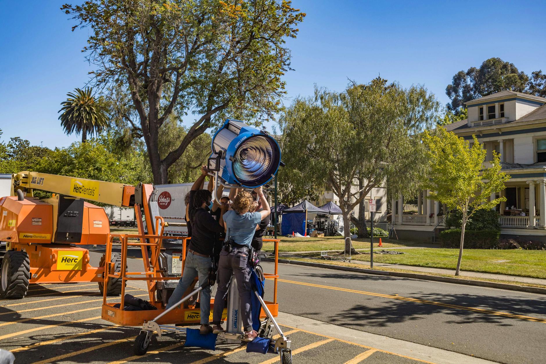 stage crew building set (Photo: Robert So / Pexels)
