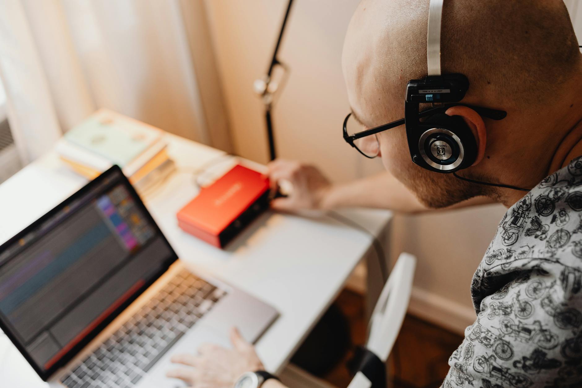 music producer headphones laptop (Photo: www.kaboompics.com / Pexels)