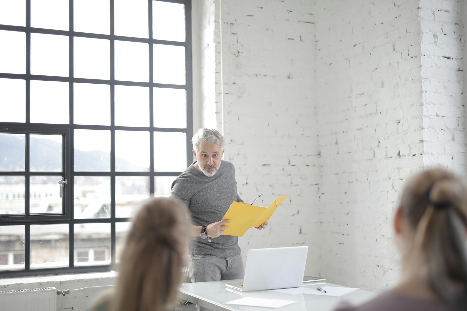 event manager office briefing (Photo: Andrea Piacquadio / Pexels)