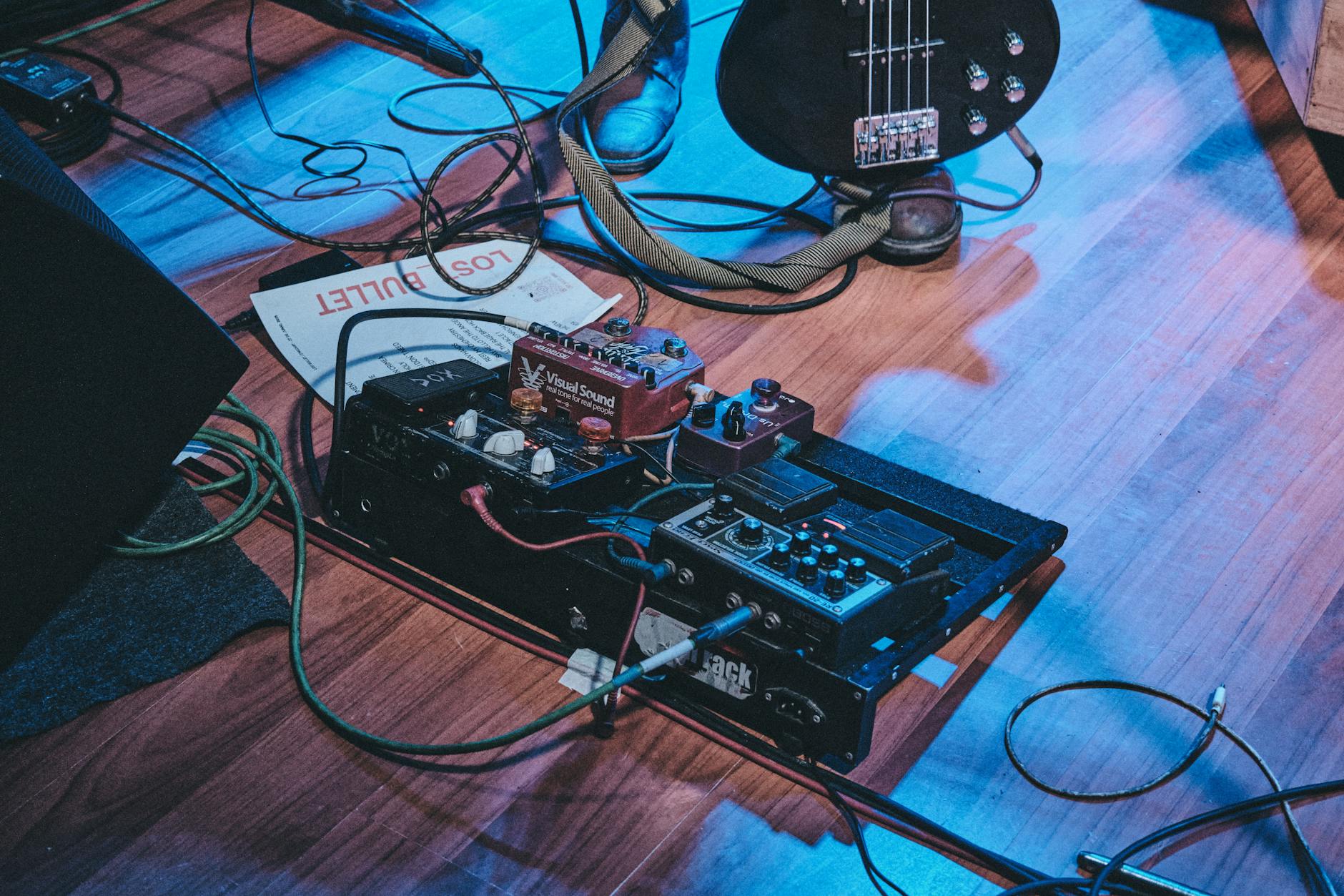 tour stage equipment setup (Photo: Marcelo Mora / Pexels)