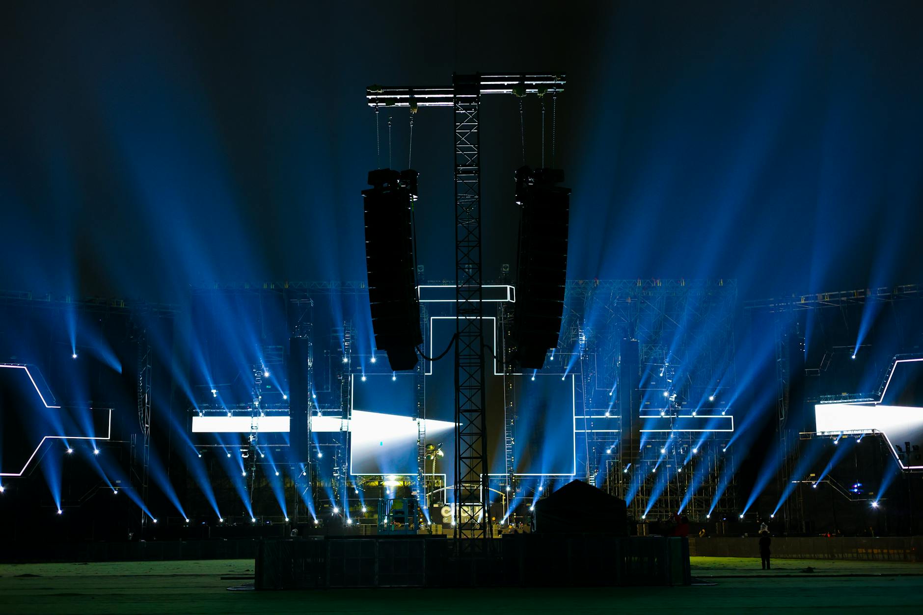 concert stage lights (Photo: Zack McFly / Pexels)