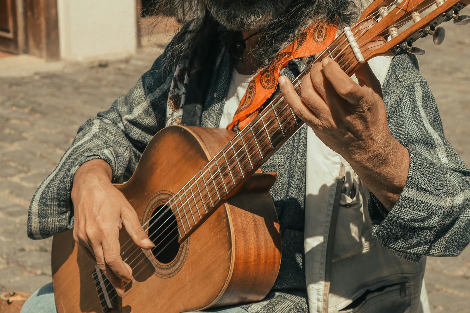osaka street musician acoustic guitar (Photo: dilara irem / Pexels)