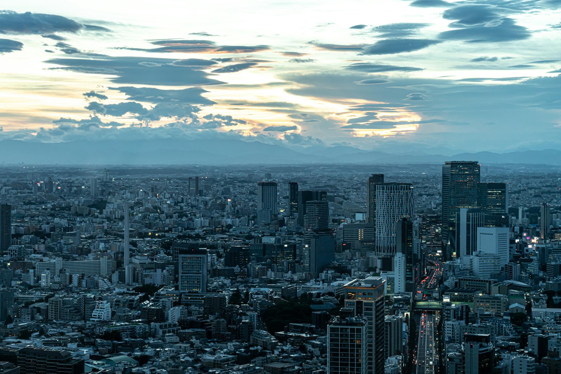tokyo skyline evening lights (Photo: Kuma Jio / Pexels)