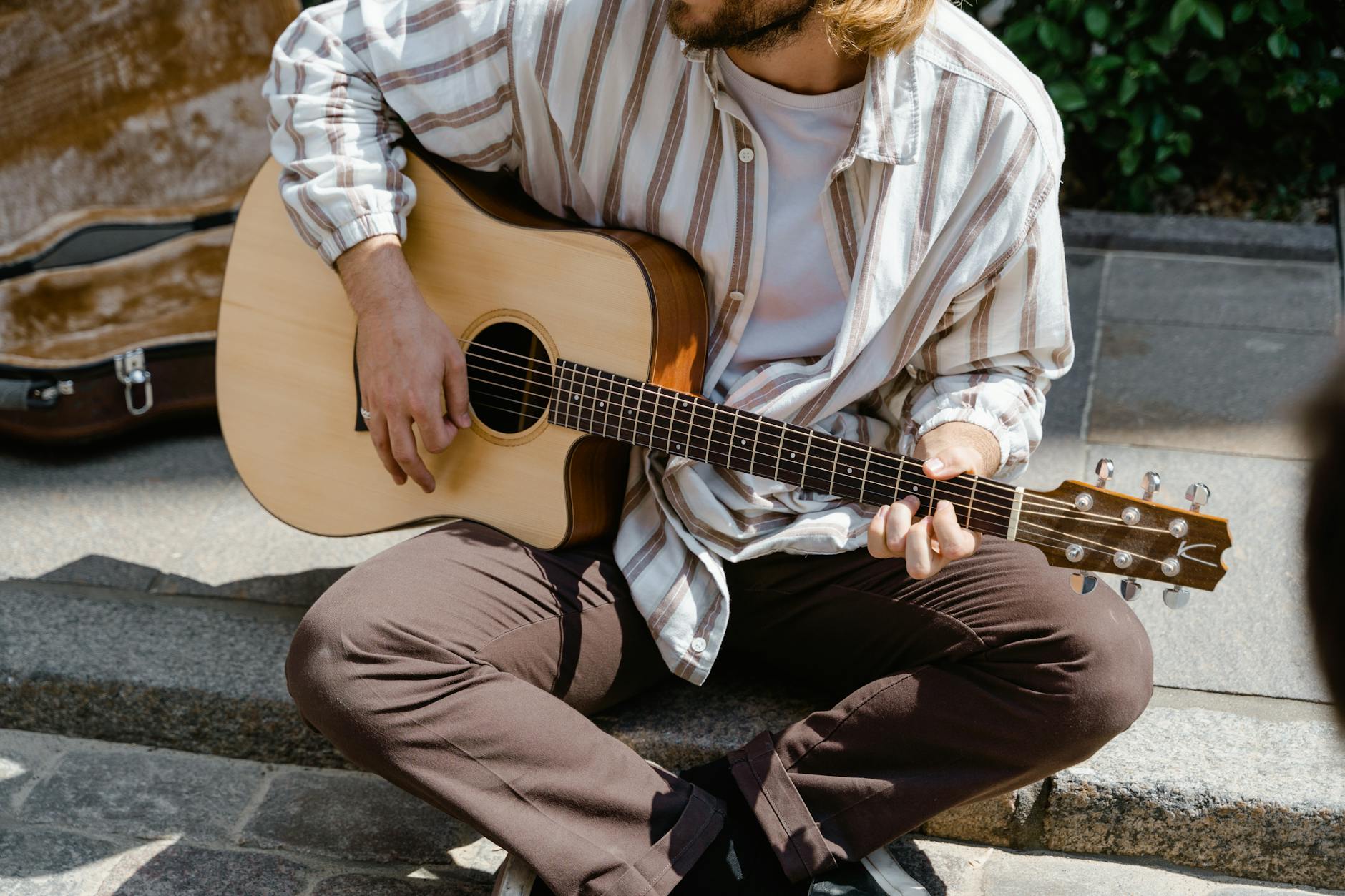 street musician acoustic guitar japan (Photo: MART PRODUCTION / Pexels)