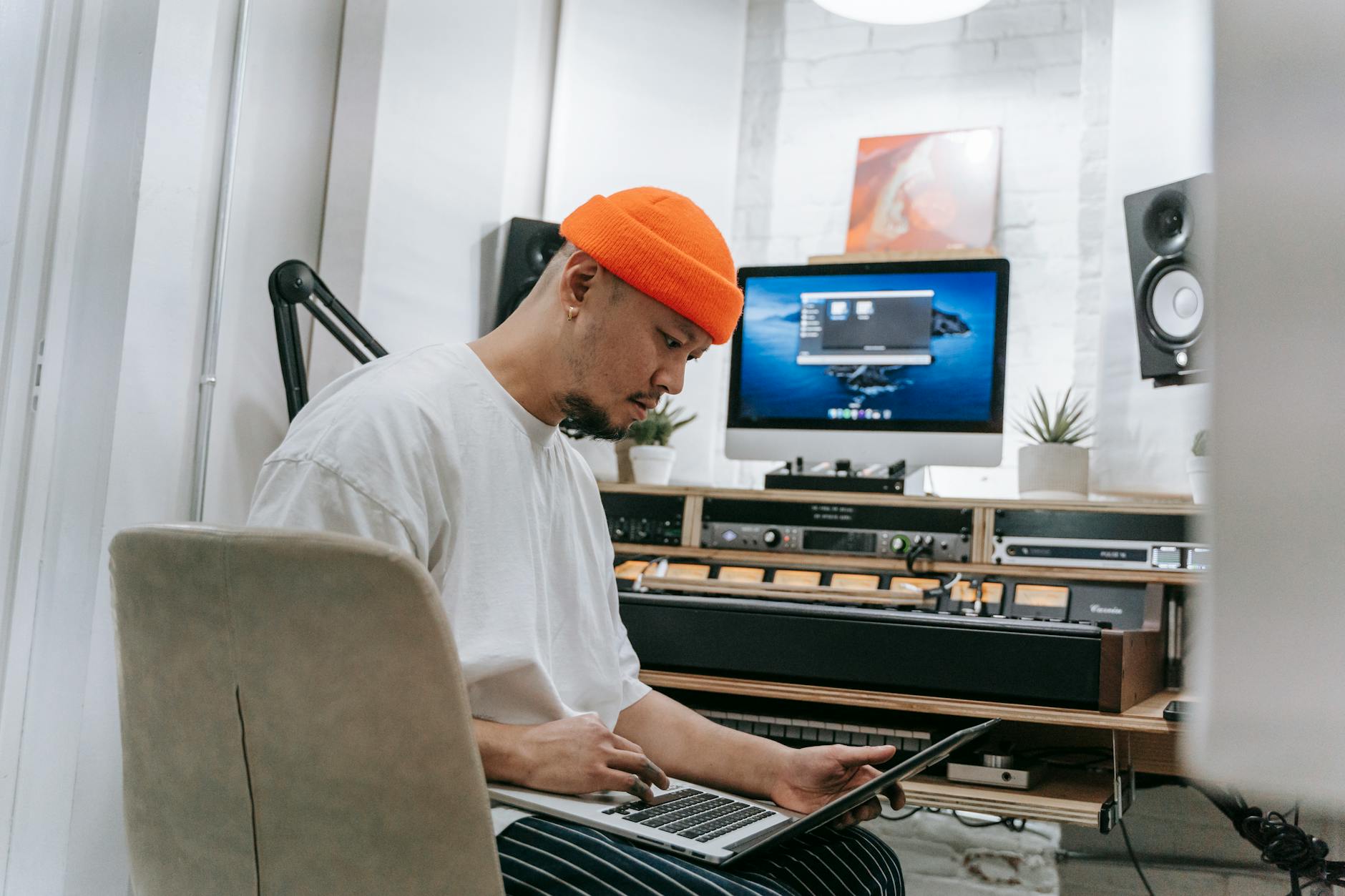 music producer DAW laptop (Photo: Anna Pou / Pexels)