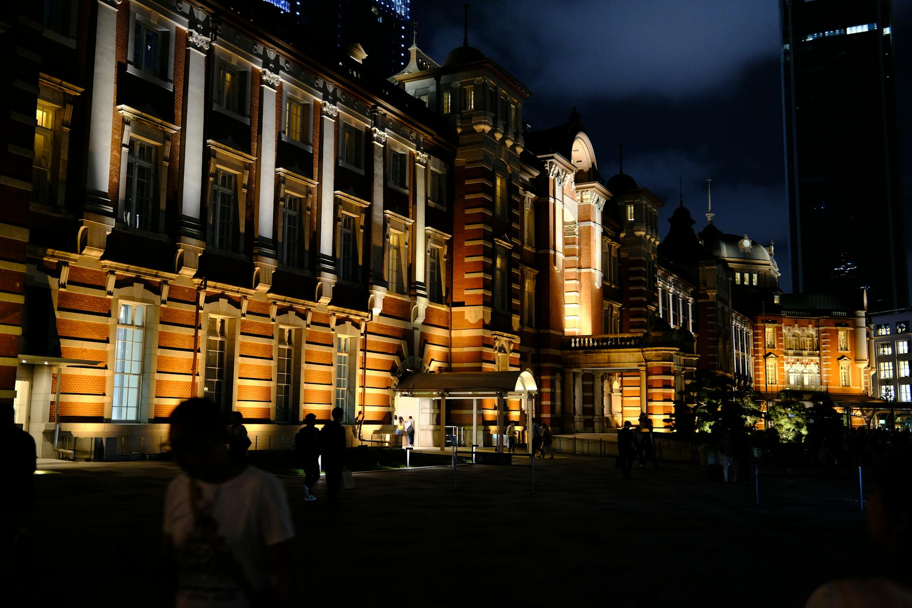 station plaza evening japan (Photo: Huu Huynh / Pexels)