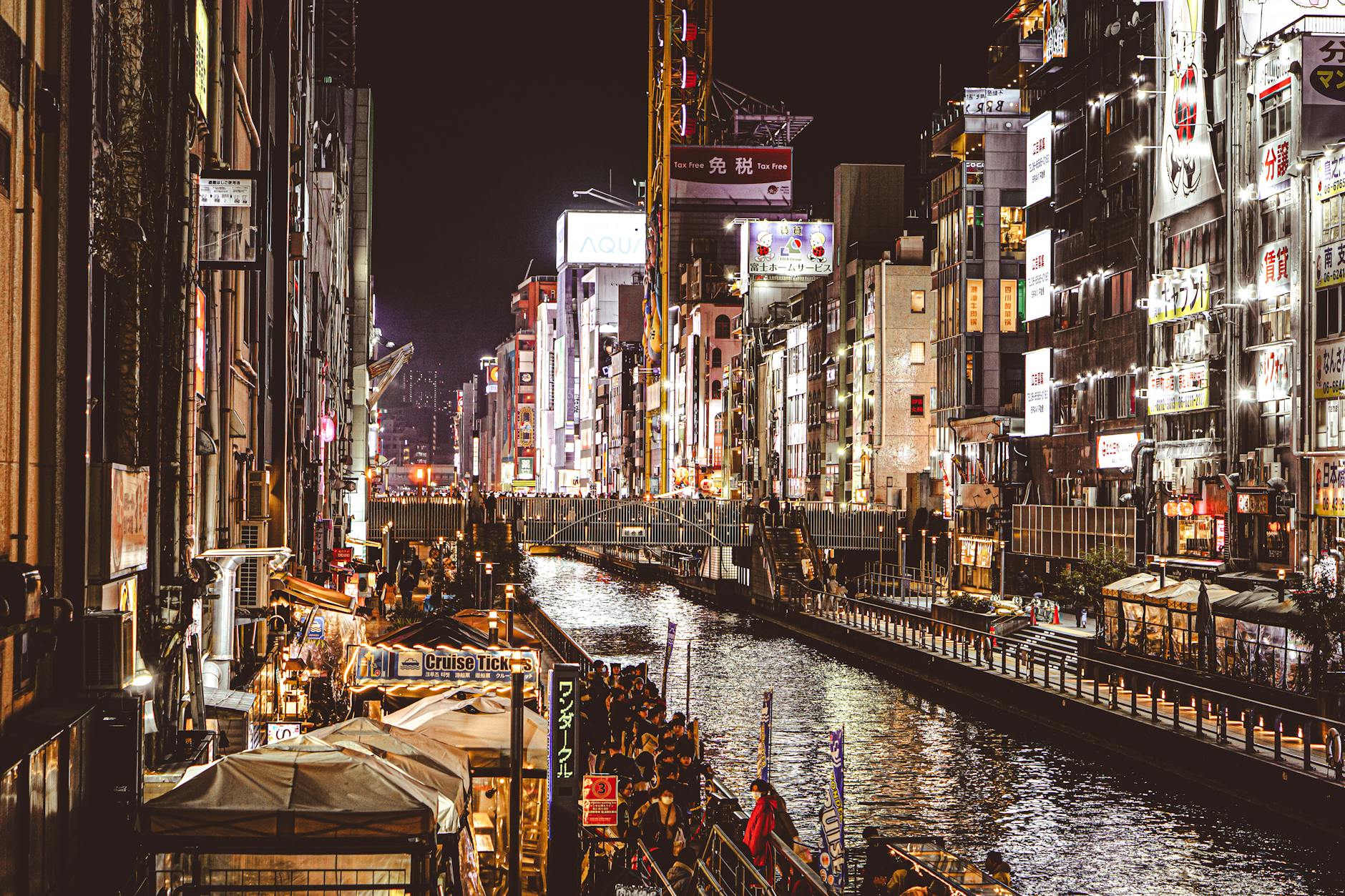 dotonbori osaka night crowd (Photo: Boris Dahm / Pexels)