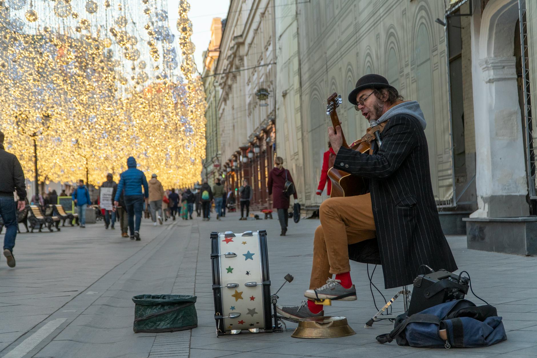 busker street performer crowd evening (Photo: Ilya Perelude / Pexels)