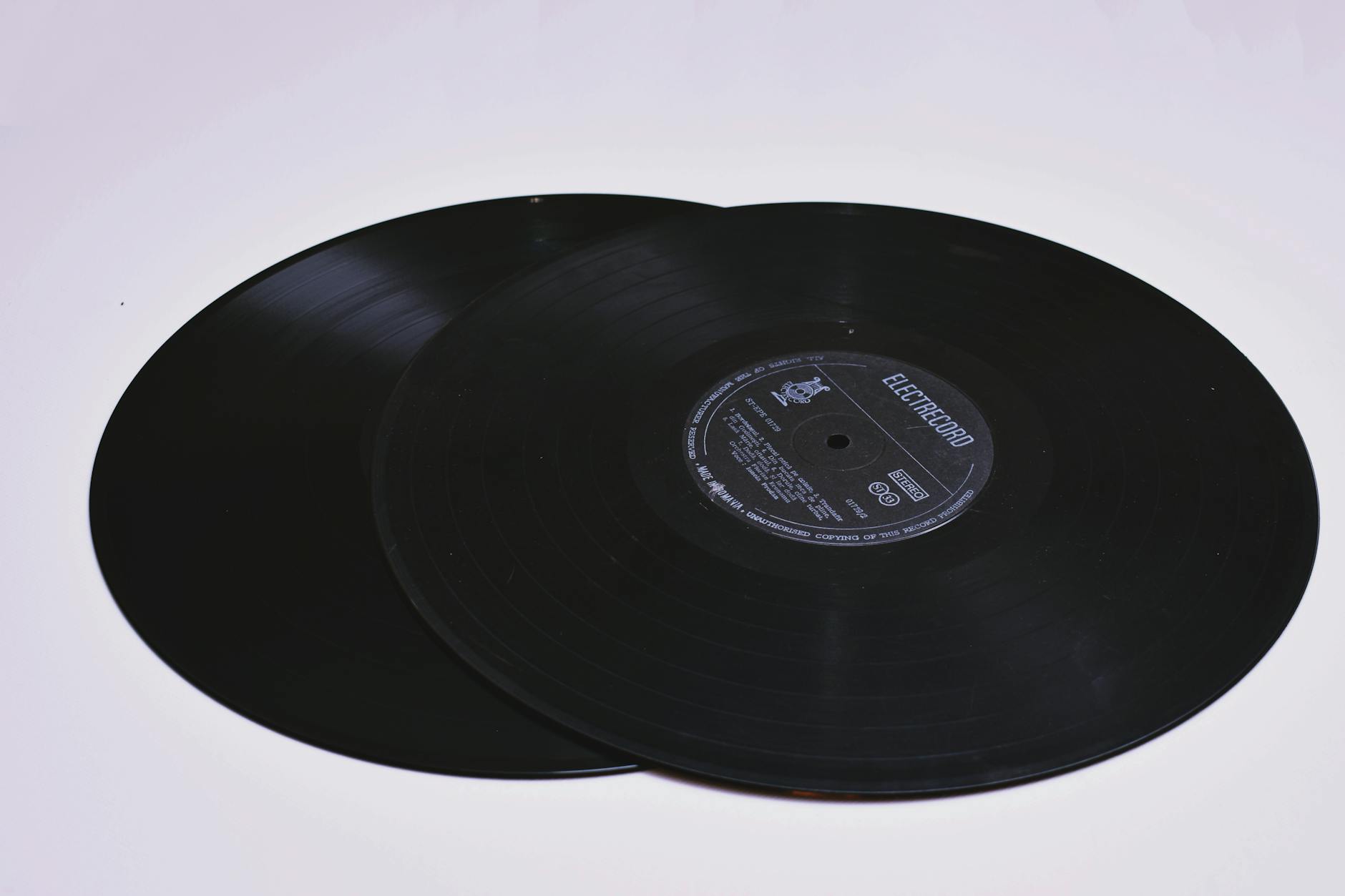 vinyl record sampler (Photo: Diana ✨ / Pexels)
