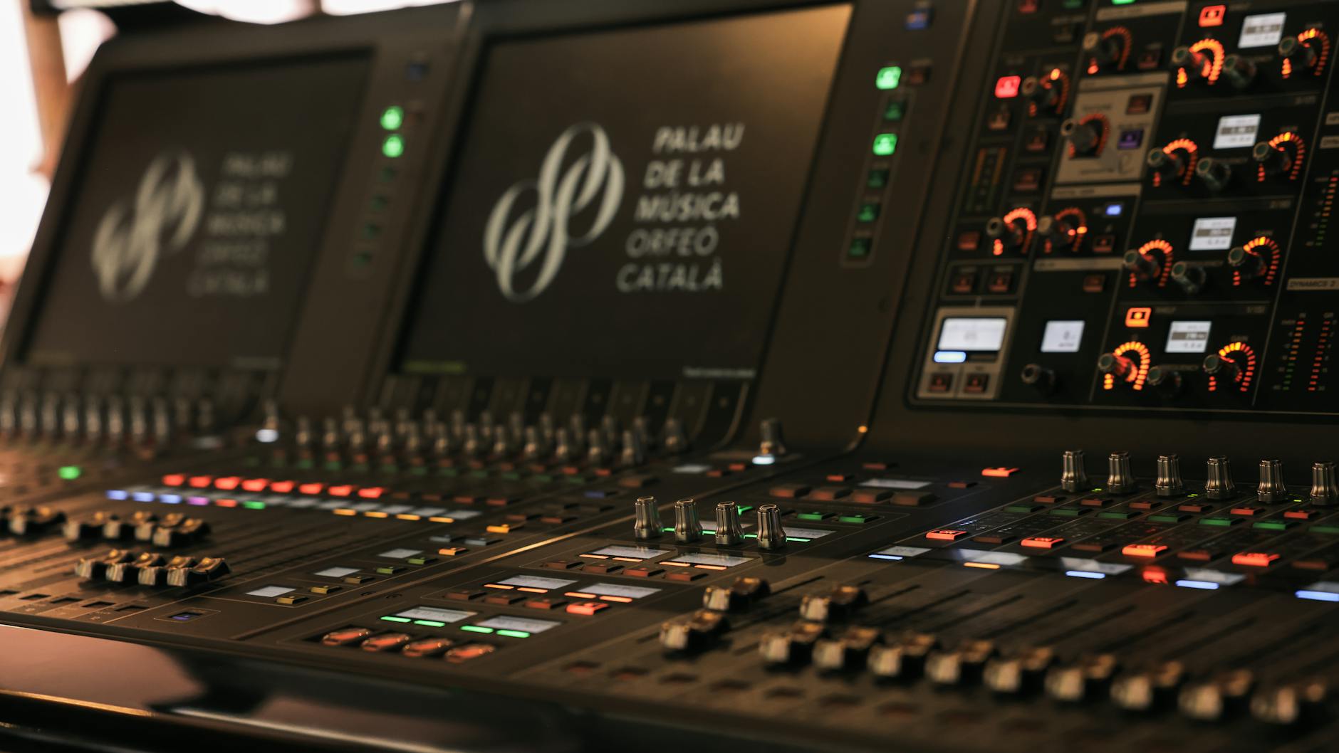 audio mixing console concert (Photo: TBD Traveller / Pexels)