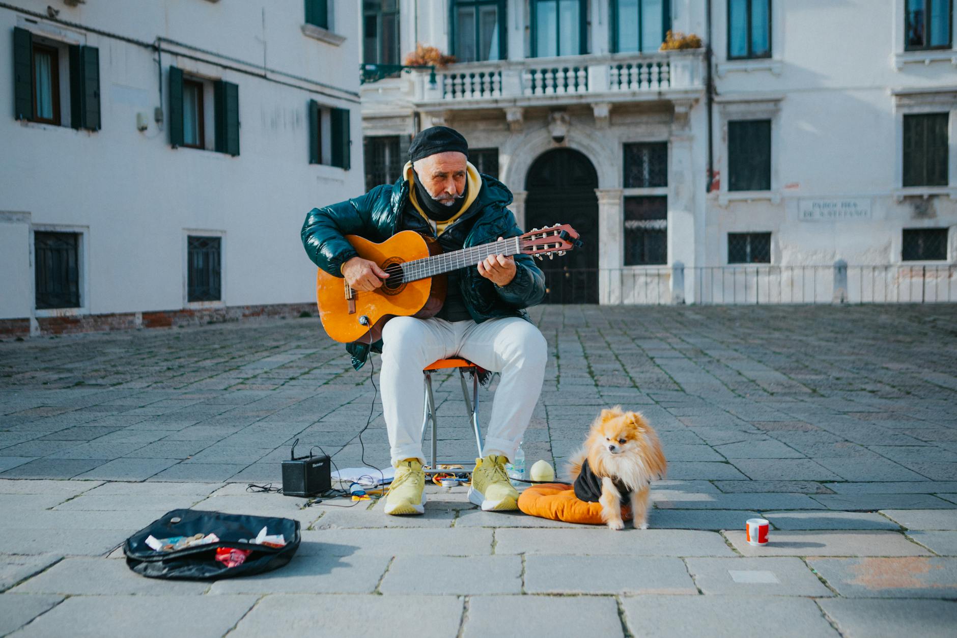 busker amplifier sidewalk commuters (Photo: Helena Jankovičová Kováčová / Pexels)