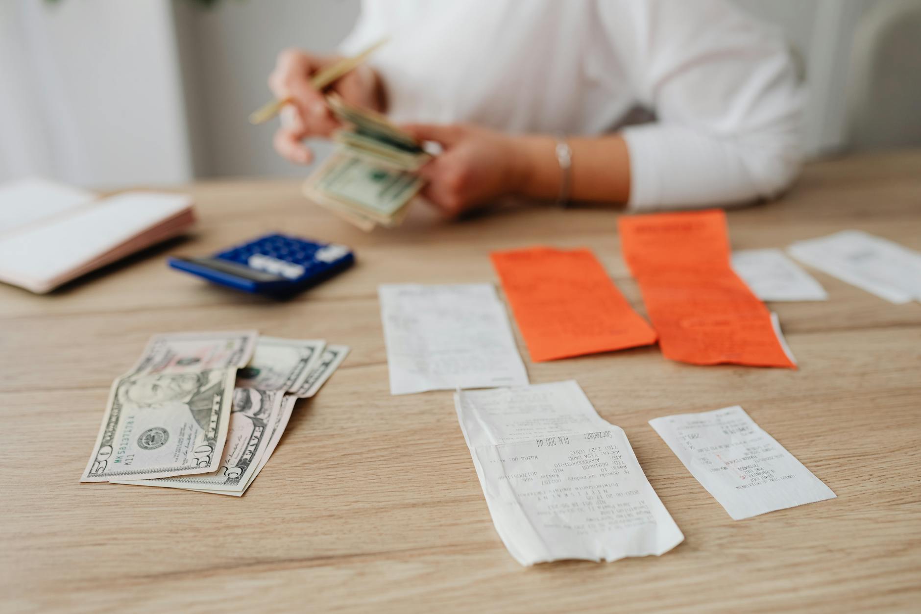 receipts organized accounting (Photo: www.kaboompics.com / Pexels)