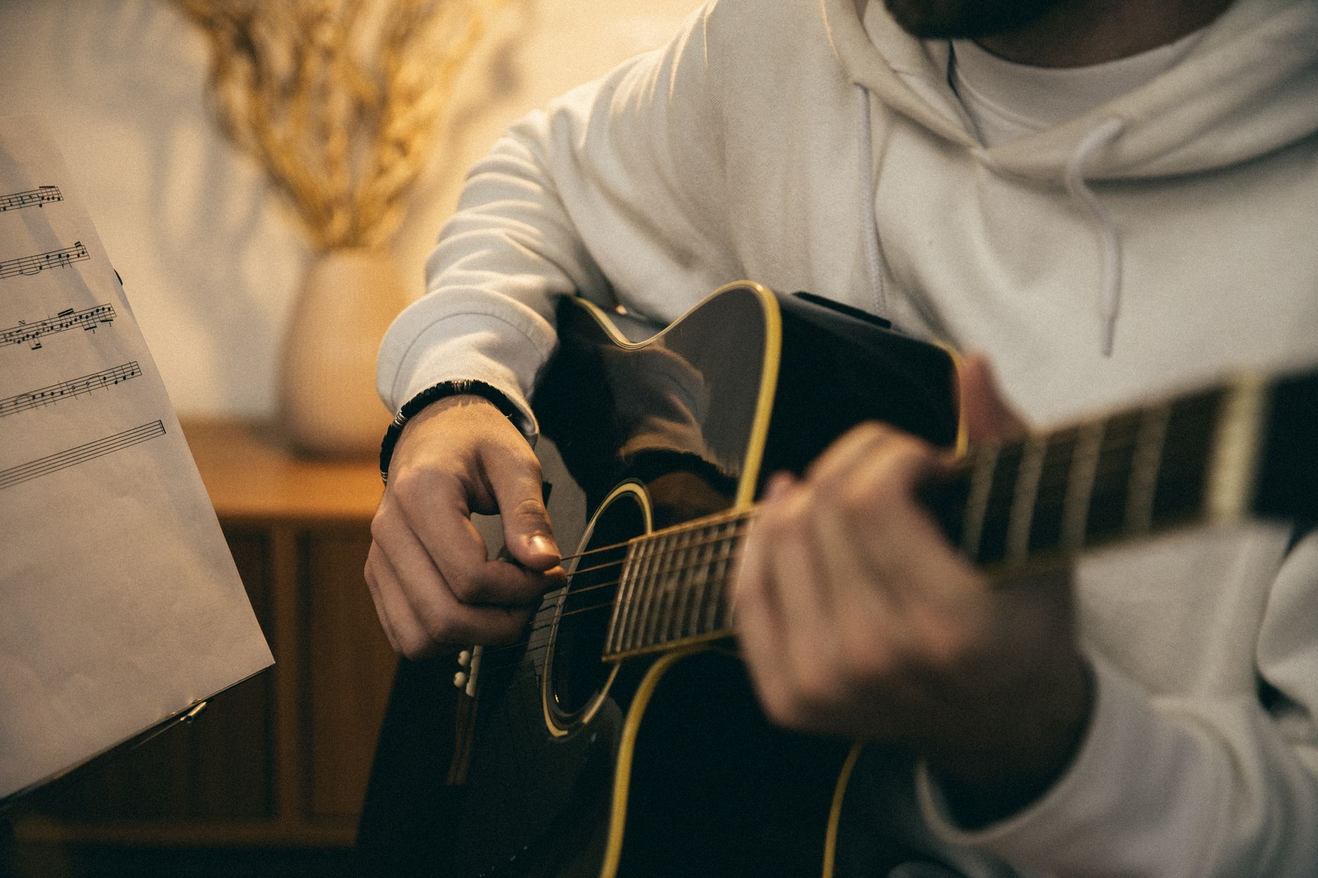 musician spotify warm light (Photo: SHVETS production / Pexels)
