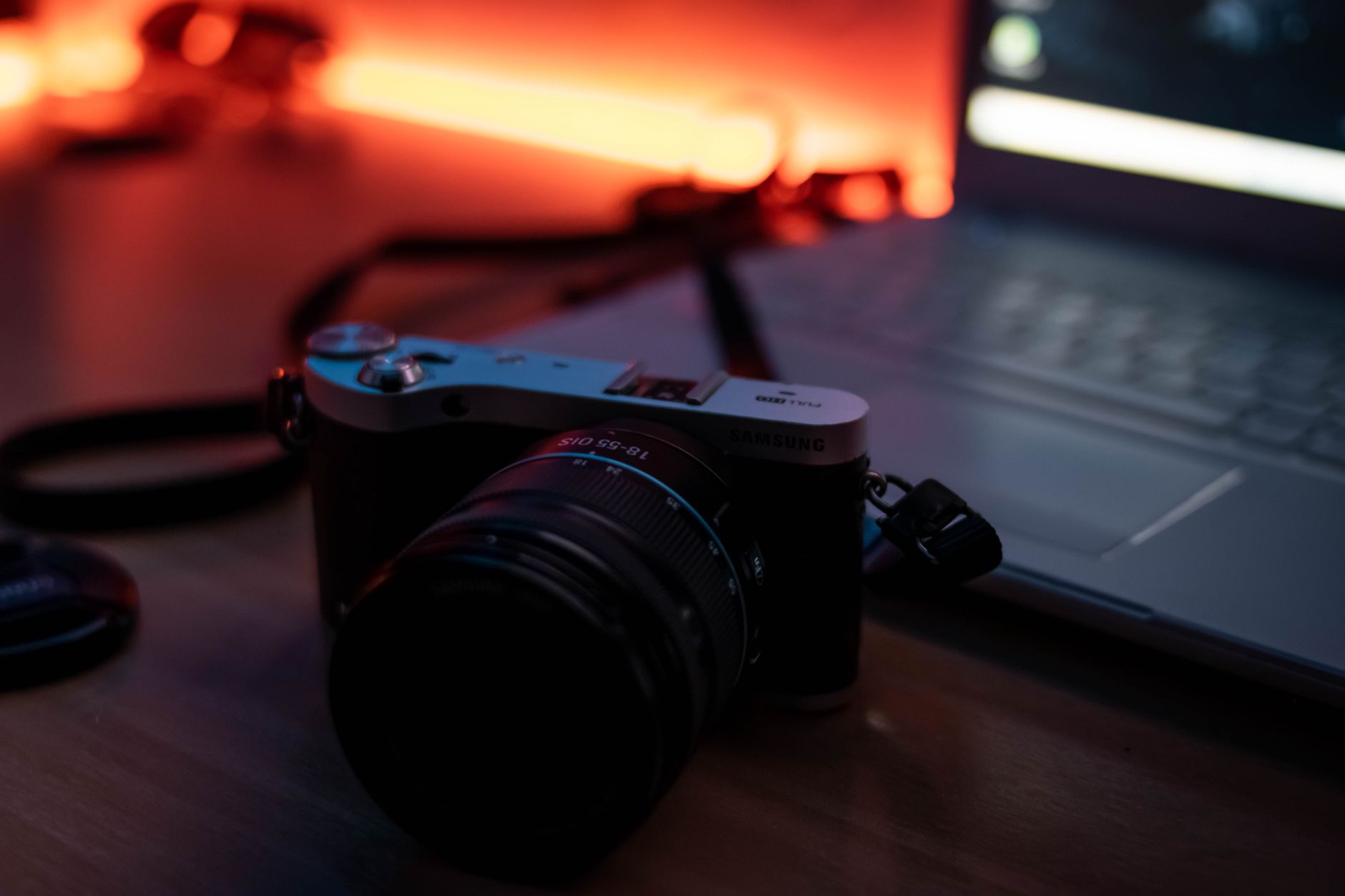 studio computer warm (Photo: Wallace Chuck / Pexels)