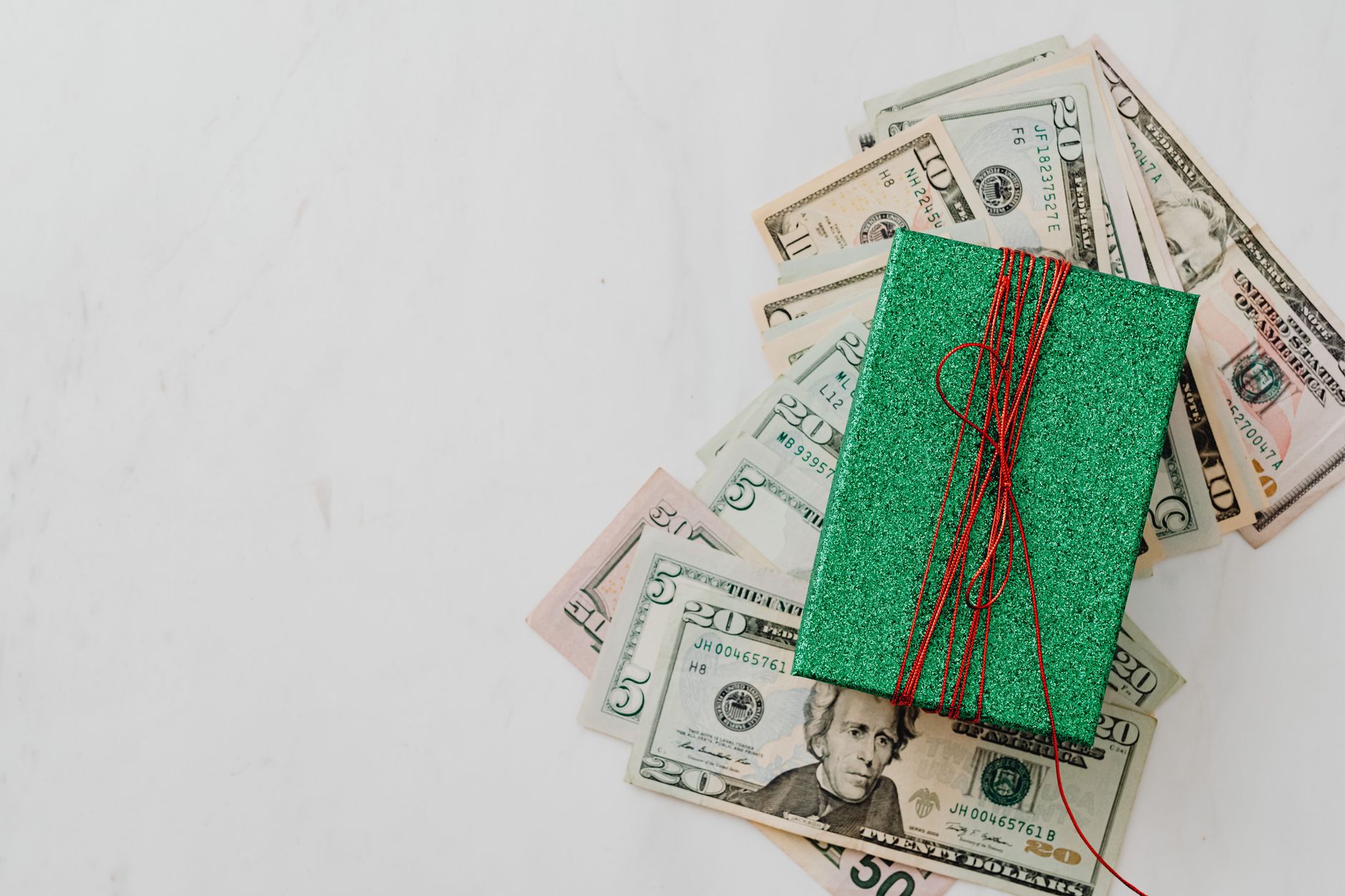 smartphone gift money (Photo: www.kaboompics.com / Pexels)